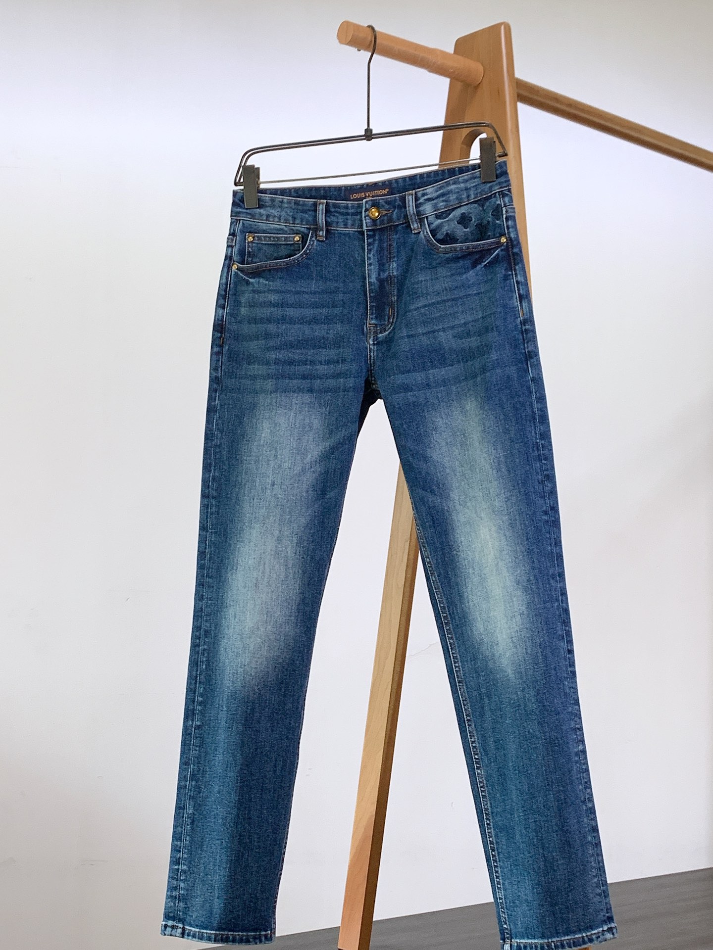 NO:525418,Louis Vuitton Louis Vuitton Donkey King jeans I love this one, the elastic jeans... Heavy industry washing process... Customized hardware accessories, straight trouser legs, comfortable and soft and skin-friendly, the upper body is wide and stylish, not easy to wrinkle. The unique color and design style, and the awesome details are blessed. …………………………………………………………………………………………………………………………………………………………………………………………………………………………………………………………………………………………………………………………………………………………………………………………………………………………………………………………………………………………………………………………………………………………………………………………………………………………………………………………………………………………………………………………………………………………………………………………………………………………………………………………………………………………………………………………………………………………………………………………………………………………………………………………………………………………………………………………………………………………19860909LouisVuitton 路易威登 驴家王炸款牛仔裤 独爱这一条,弹力加倍的牛仔裤…… 重工洗水工艺…..开模定制五金配件,直筒裤脚,面料舒适柔软亲肤,上身挺阔有型、不易起皱.独特的颜色和设计风格,还有牛逼的细节加持. …………………………………………………… Size29-38,,louis vuitton,louis vuitton,louis vuitton,louis vuitton,jeans,alexander wang,Men's clothing