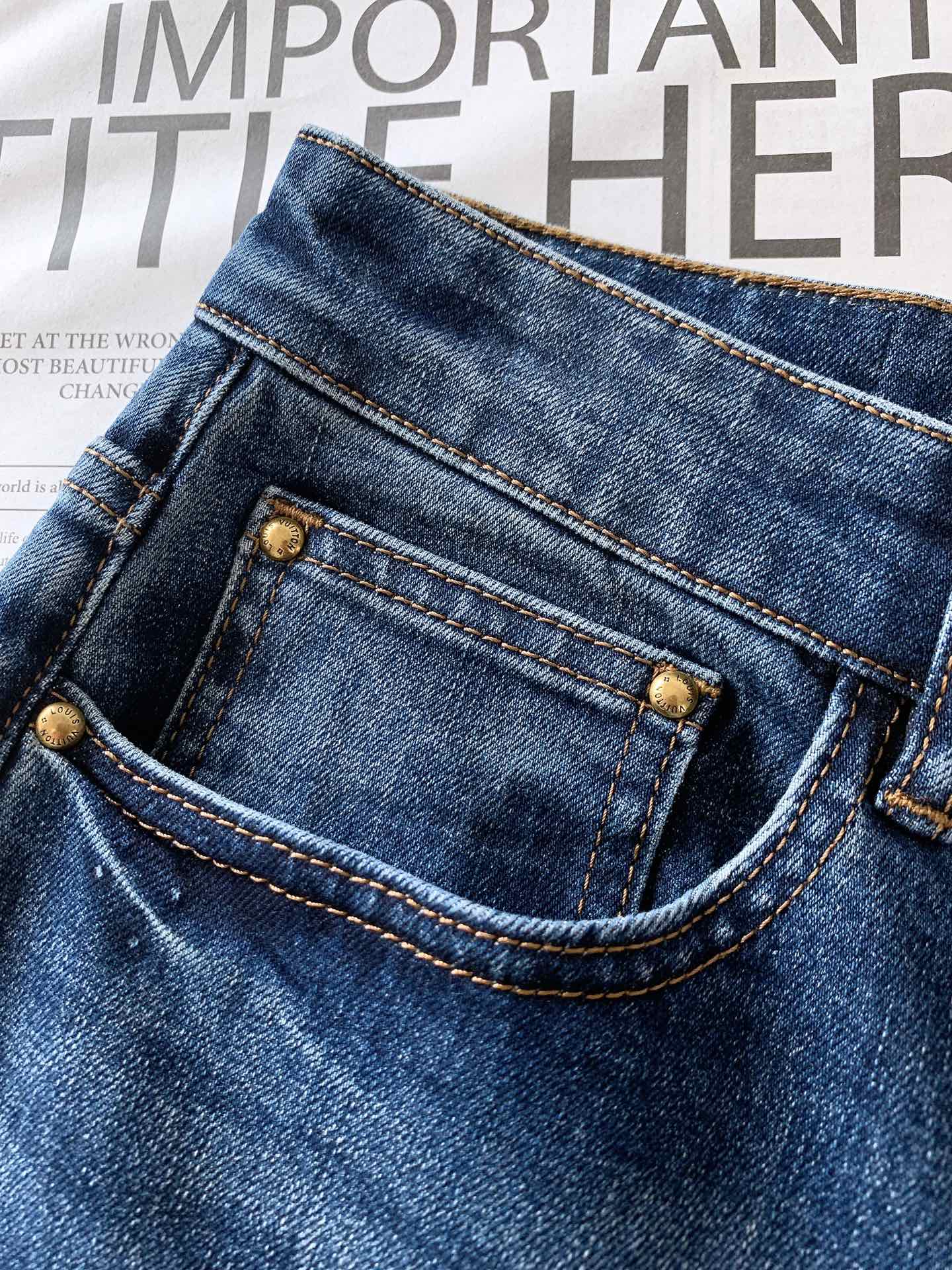 LouisVuitton 路易威登 驴家王炸款牛仔裤👖独爱这一条，弹力加倍的牛仔裤…… 重工洗水工艺….