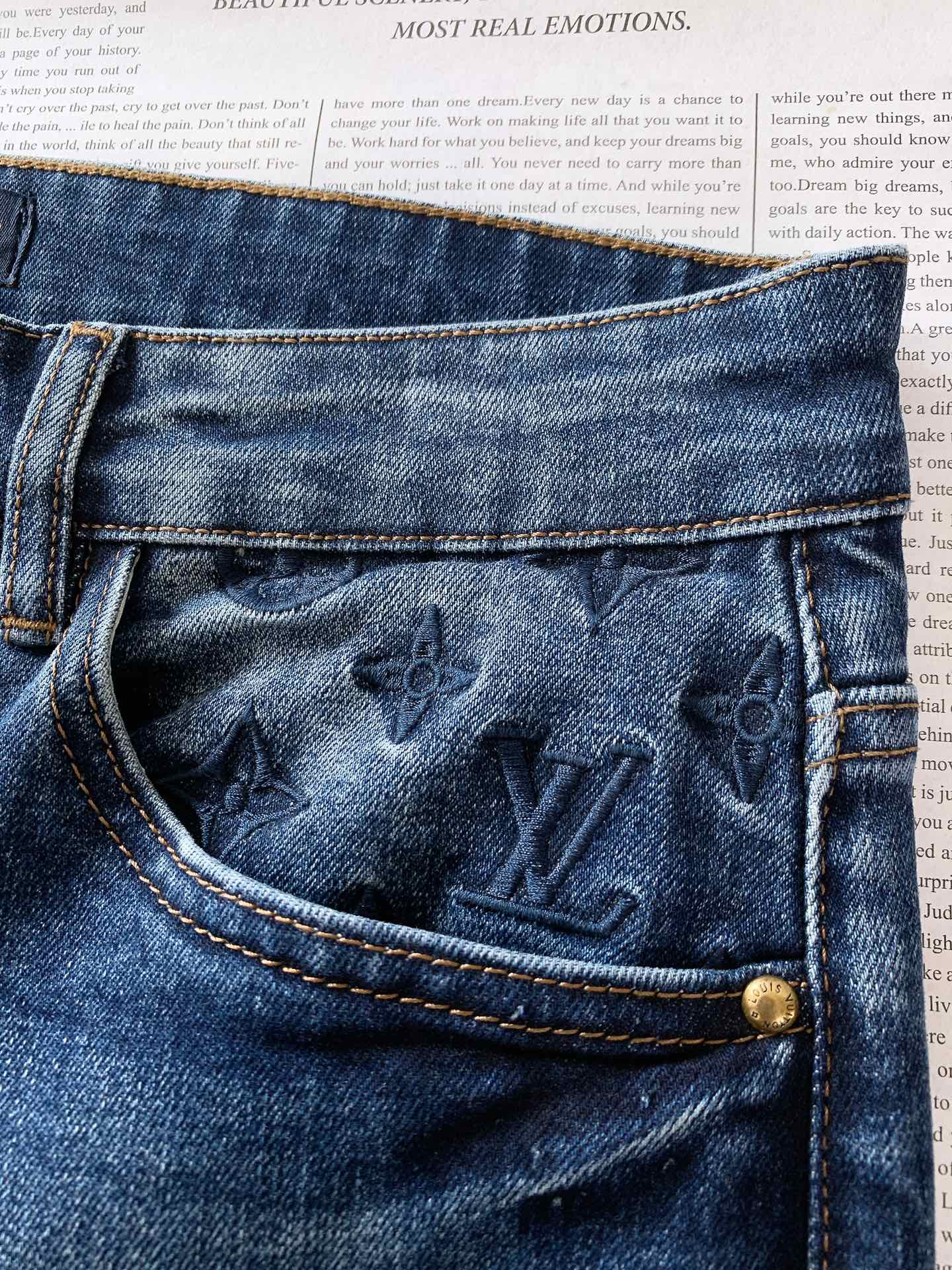 LouisVuitton 路易威登 驴家王炸款牛仔裤👖独爱这一条，弹力加倍的牛仔裤…… 重工洗水工艺….