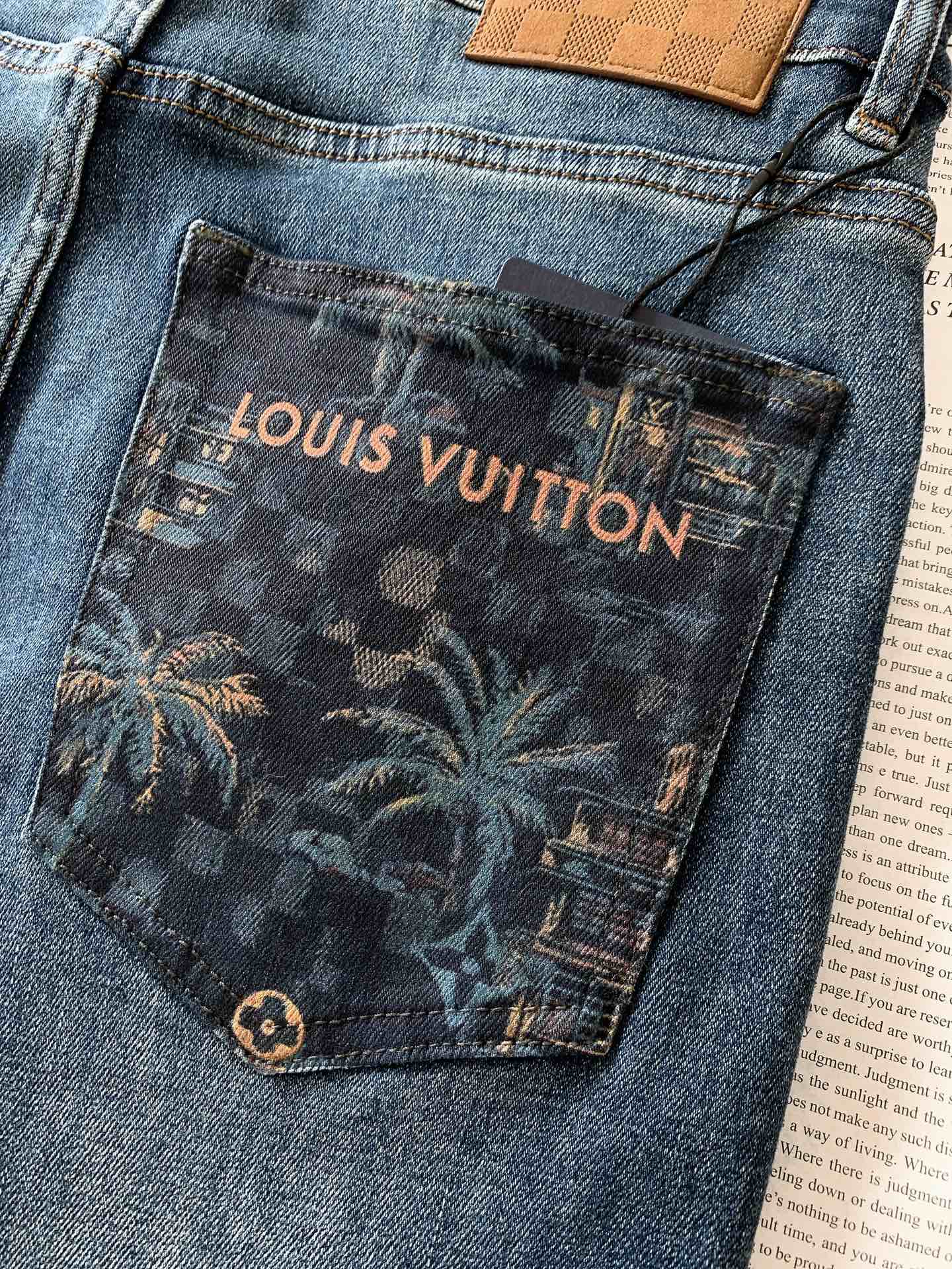 LouisVuitton 路易威登 驴家王炸款牛仔裤👖独爱这一条，弹力加倍的牛仔裤…… 重工洗水工艺….