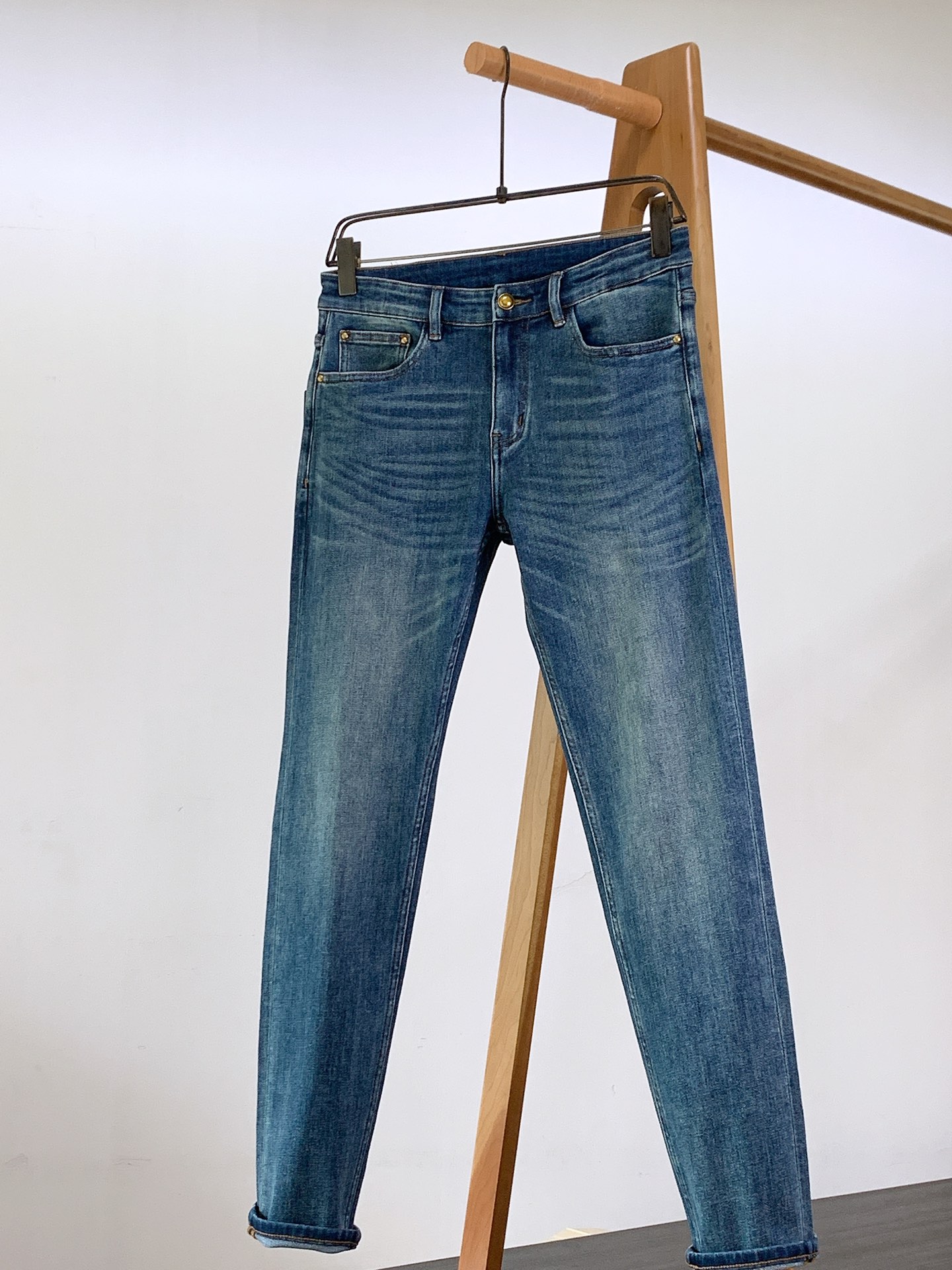 LouisVuitton 路易威登 驴家王炸款牛仔裤👖独爱这一条，弹力加倍的牛仔裤…… 重工洗水工艺….