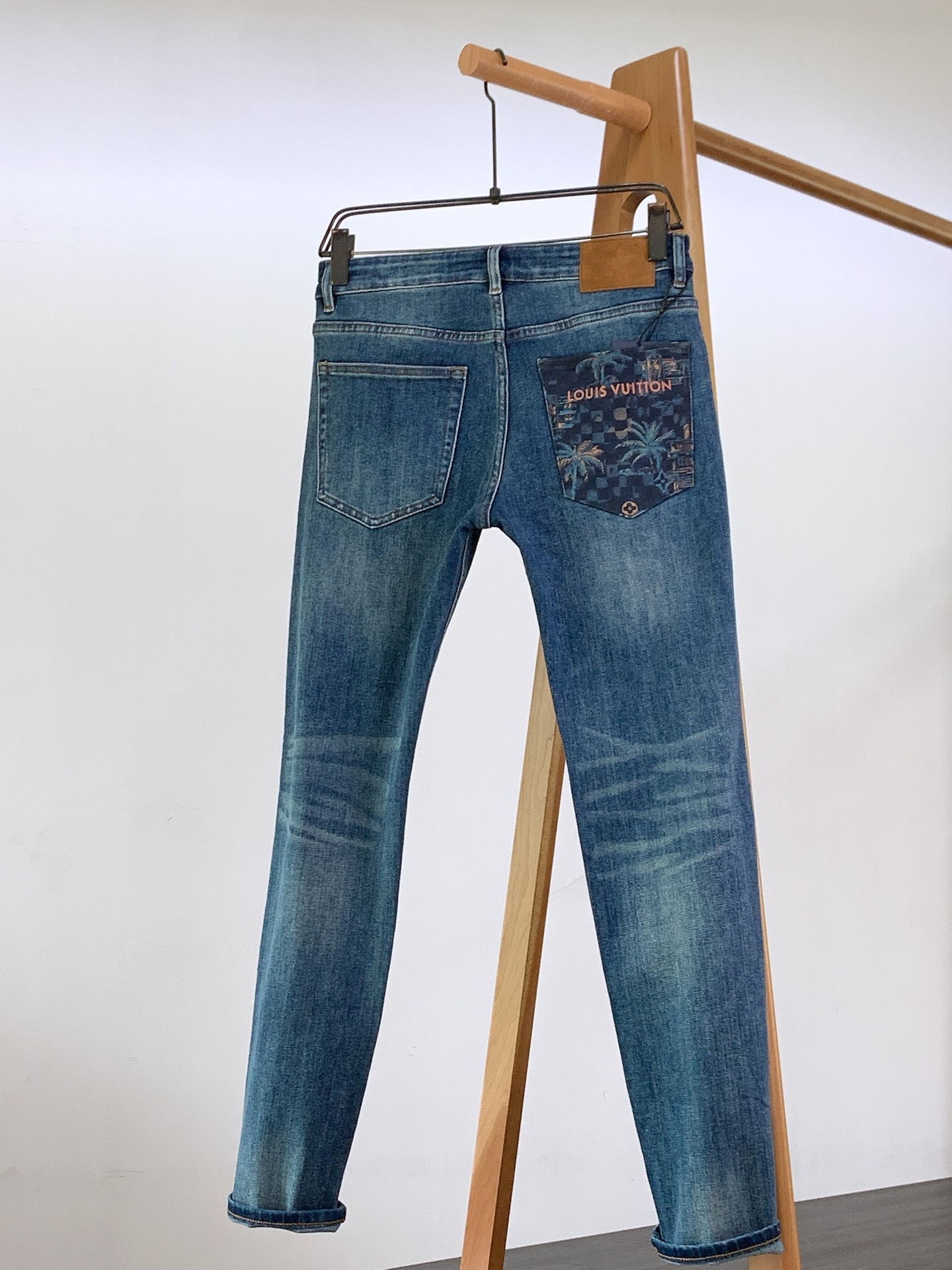 LouisVuitton 路易威登 驴家王炸款牛仔裤👖独爱这一条，弹力加倍的牛仔裤…… 重工洗水工艺….