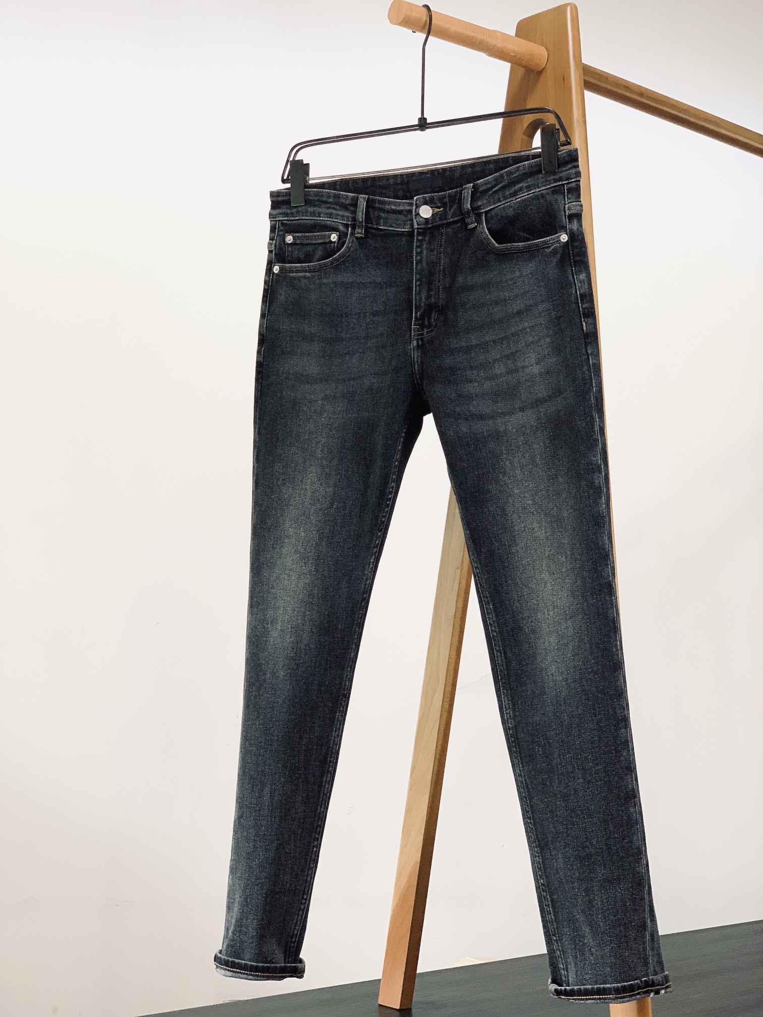 NO:525420,Prada 2025FW early autumn new product, high fashion sense, denim fabric, washing jeans. The fabric is very special, super fine imitation cotton yarn blend, super soft and comfortable. It has a casual, casual, and relaxing feeling. The fabric is refreshing, slightly stretchy, super soft and long wearing time, the whole pants are all traditional hand-wiping technology, natural stone grinding and light fermentation. The style belongs to the combination of small straight feet, and the details are exquisite. ………………………………………………………………………………………………………………………………………………………………………………………………………………………………………………………………………………………………………………………………………………………………………………………………………………………………………………………………………………………………………………………………………………………………………………………………………………………………………………………………………………………………………………………………………………………………………………………………………………………………………………………………………………………………………………………………………………………………………………………………………………………………………………………………………19860909Prada 普拉达 2025FW早秋新品 高级时装感 牛仔面料 , 洗水牛仔裤. 面料很特殊,超细精仿棉纱混纺,超柔舒适感. 具备牛仔随性感 ,休闲感 , 亦有轻松感 ,时尚感. 布面清爽,微弹力,超柔穿着时间长, 整条裤子全传统手擦工艺,自然石磨轻酵洗水. 版型属于合体小直脚剪裁,细节精致感. …………………………………………………… Size29-38,,prada,prada,jeans,alexander wang,Men's clothing