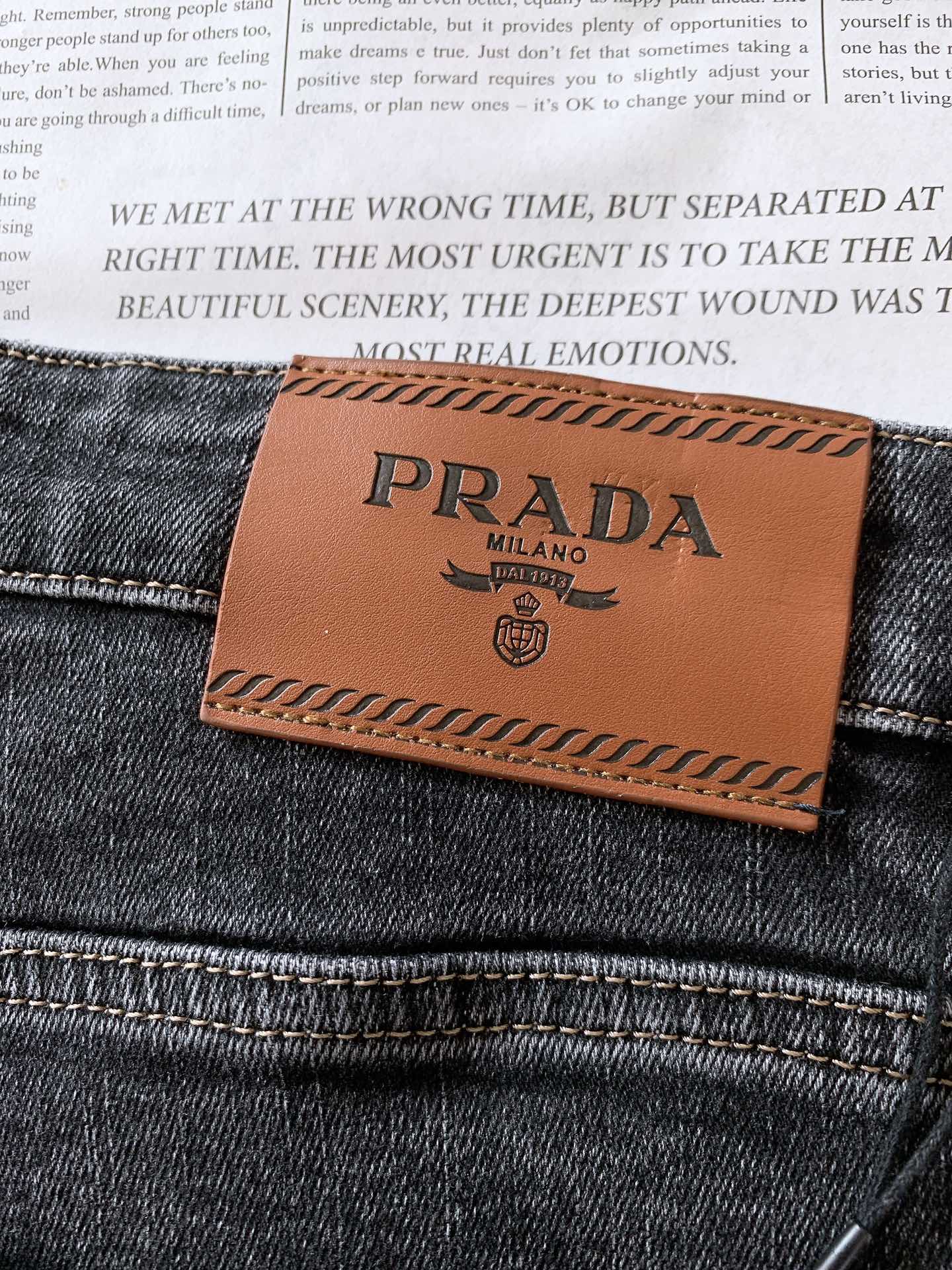 Prada 普拉达 2025FW早秋新品 高级时装感 牛仔面料 , 洗水牛仔裤。面料很特殊，超细精仿棉纱