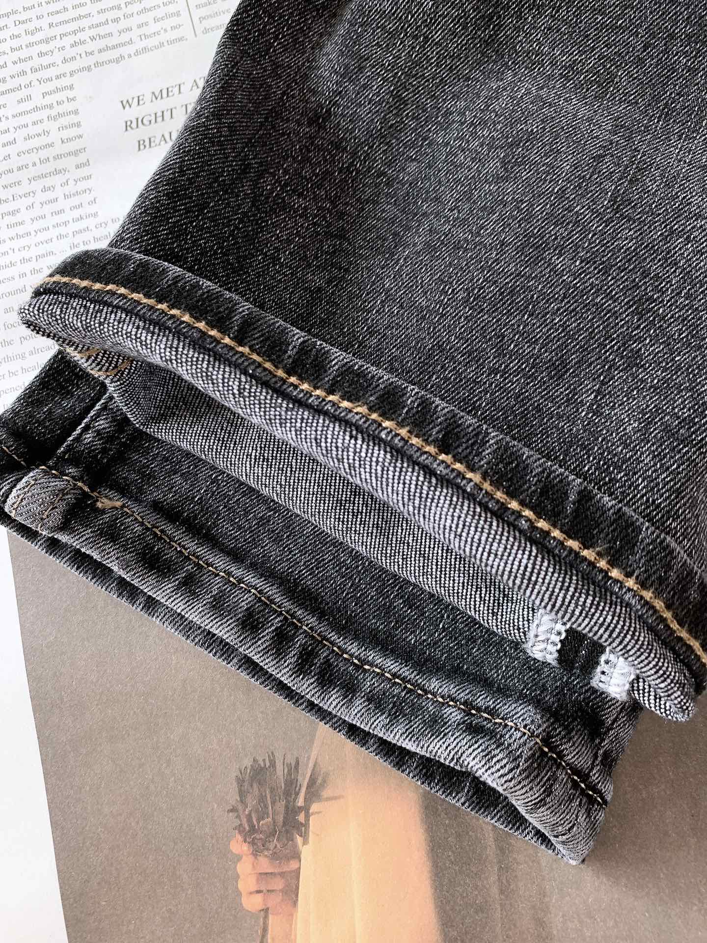 Prada 普拉达 2025FW早秋新品 高级时装感 牛仔面料 , 洗水牛仔裤。面料很特殊，超细精仿棉纱