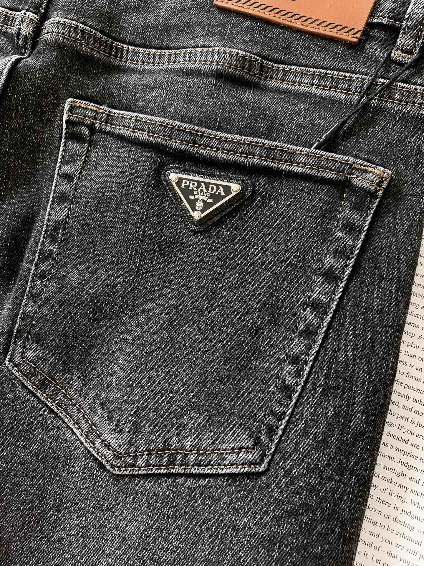 Prada 普拉达 2025FW早秋新品 高级时装感 牛仔面料 , 洗水牛仔裤。面料很特殊，超细精仿棉纱