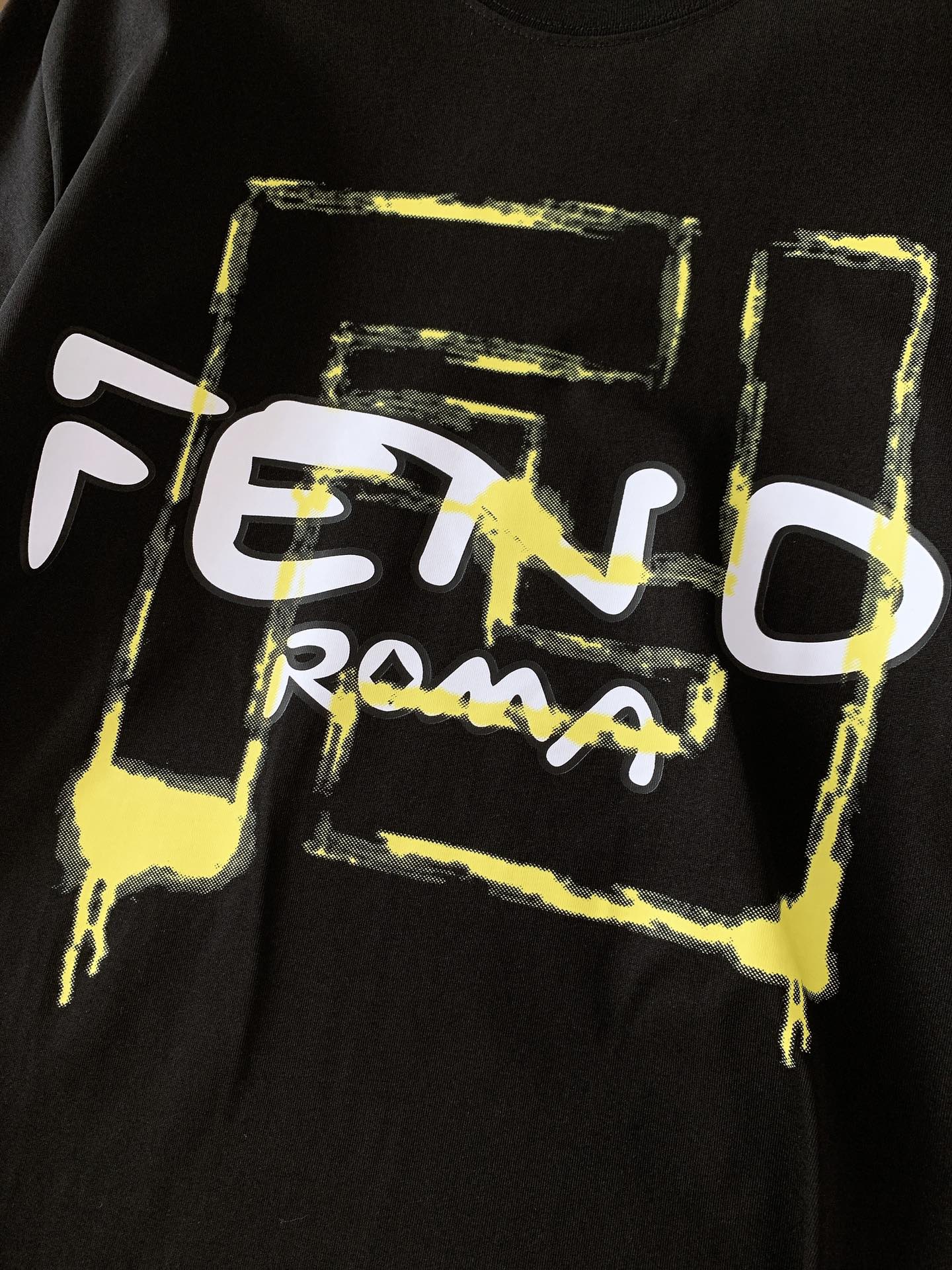 Fendi 芬迪 2025SS春夏新品 休闲印花T恤。经典圆领设计，不挑人，不管是单穿还是叠穿，都能轻松