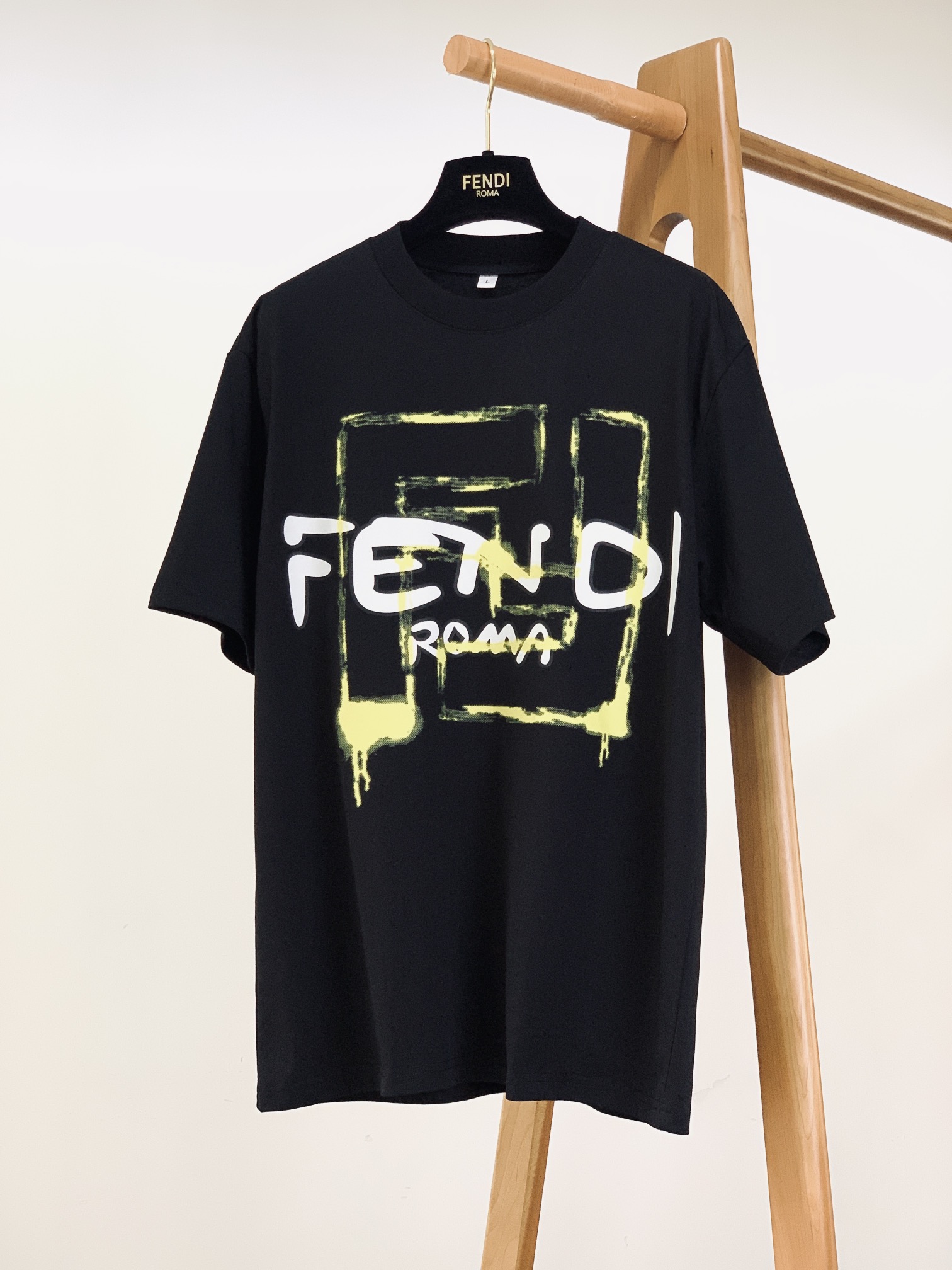 Fendi 芬迪 2025SS春夏新品 休闲印花T恤。经典圆领设计，不挑人，不管是单穿还是叠穿，都能轻松