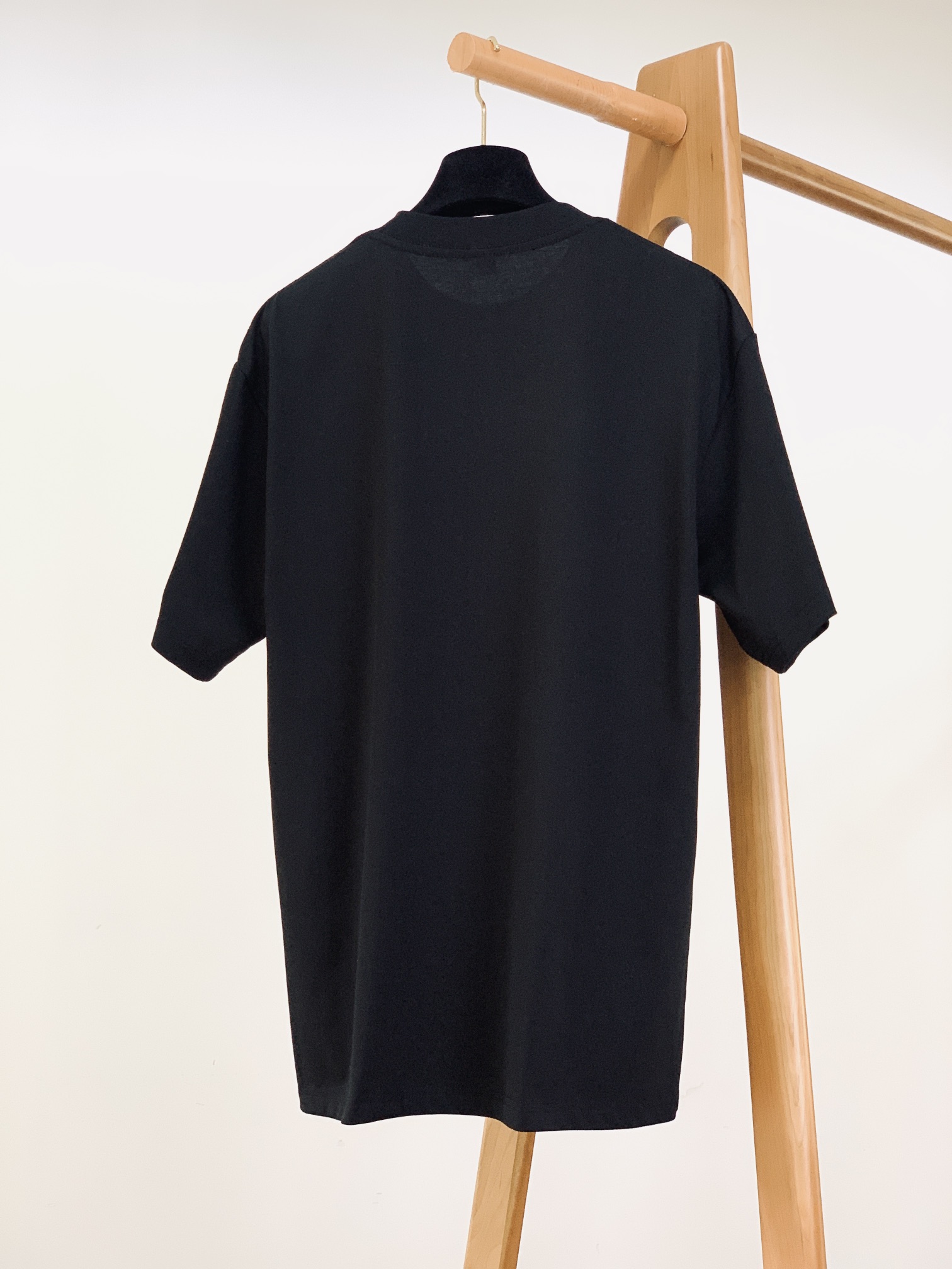 Fendi 芬迪 2025SS春夏新品 休闲印花T恤。经典圆领设计，不挑人，不管是单穿还是叠穿，都能轻松