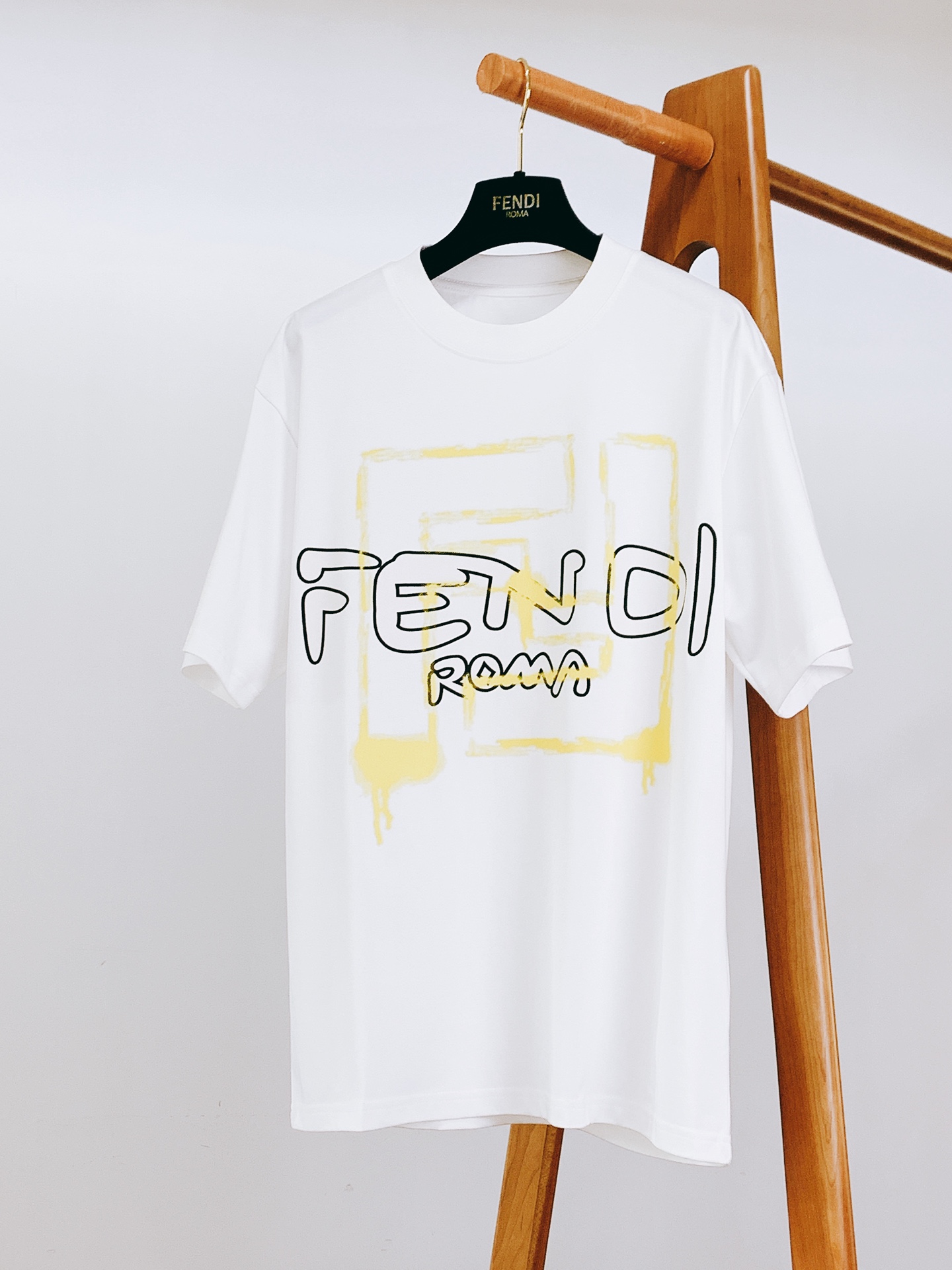 Fendi 芬迪 2025SS春夏新品 休闲印花T恤。经典圆领设计，不挑人，不管是单穿还是叠穿，都能轻松