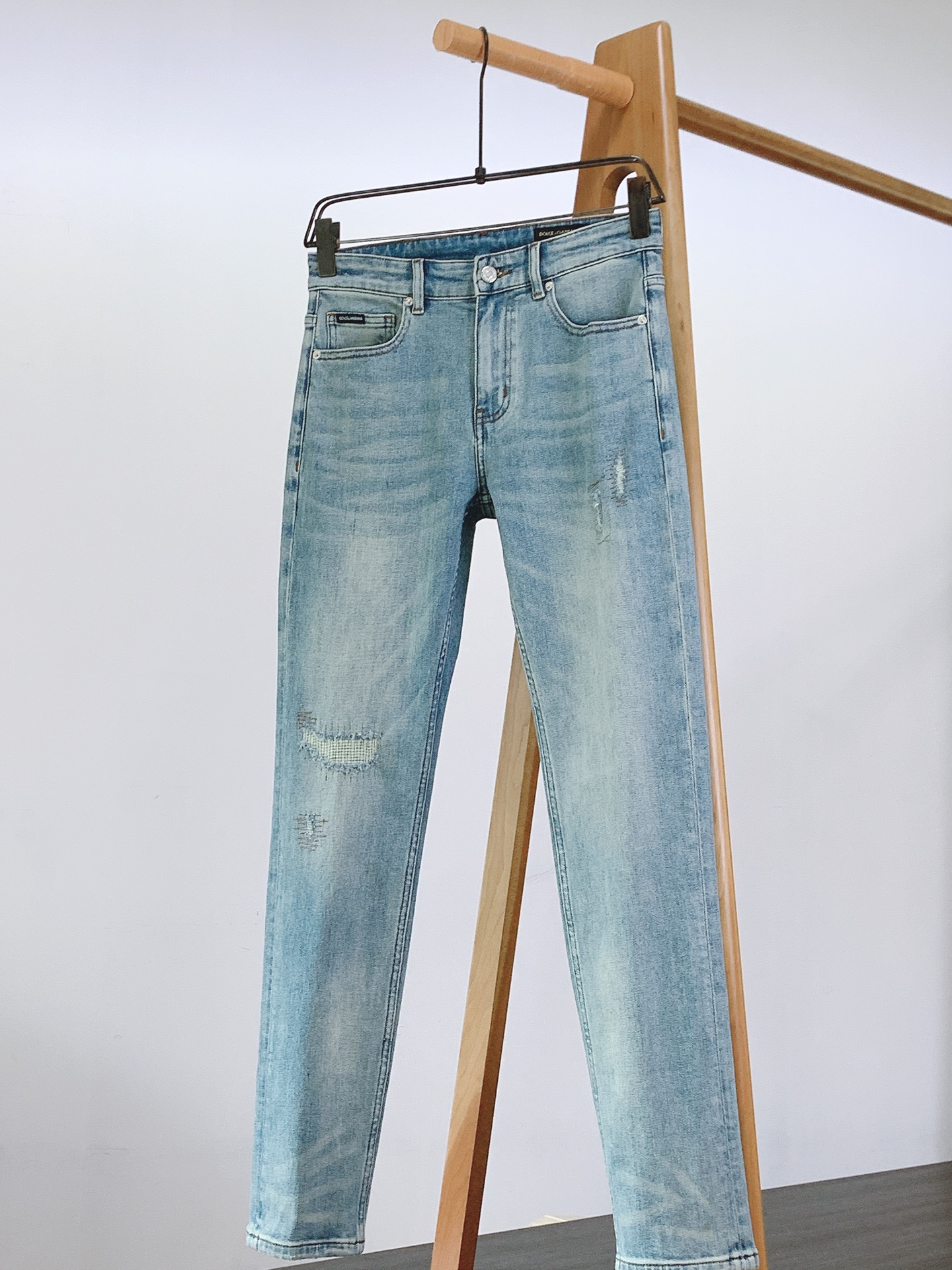 NO:525414,DOLCE&GABBANA 2025FW early autumn new product A pair of jeans with a very DG home aesthetic tone, dominated by fabric and quality, continuing the essence of normal design, label elements are perfectly embedded, and customer-supplied denim fabric is selected to create a twill texture with a clear three-dimensional surface of the fabric, which is quite high-end and standardized, and customer-supplied customized hardware and accessories. You can easily get the high-end style of a big brand, and the details are quite in place!  Easily create a handsome street dress template, an indispensable matching tool in men's wardrobe!  ……………………………………………………………………………………………………… Size29-38, Dolce & Gabbana, Gucci, Jeans, Alexander wang19860909DOLCE&GABBANA 杜嘉班纳 2025FW早秋新品 极具DG家美学基调的一款牛仔裤,以面料和品质为主导,延续了常态化的设计精髓,标签化元素完美嵌入,甄选客供丹宁牛仔面料打造而成,面料表面清晰立体的斜纹肌理,相当的高级有规格感,客供定制五金辅料.轻松就能Get到大牌的高奢格调,细节感相当到位！轻松打造街头帅气着装范本,男士衣橱里不可缺少的搭配神器！ …………………………………………………… Size29-38,,Dolce&Gabbana,Dolce&Gabbana,gucci,jeans,alexander wang,Men's clothing