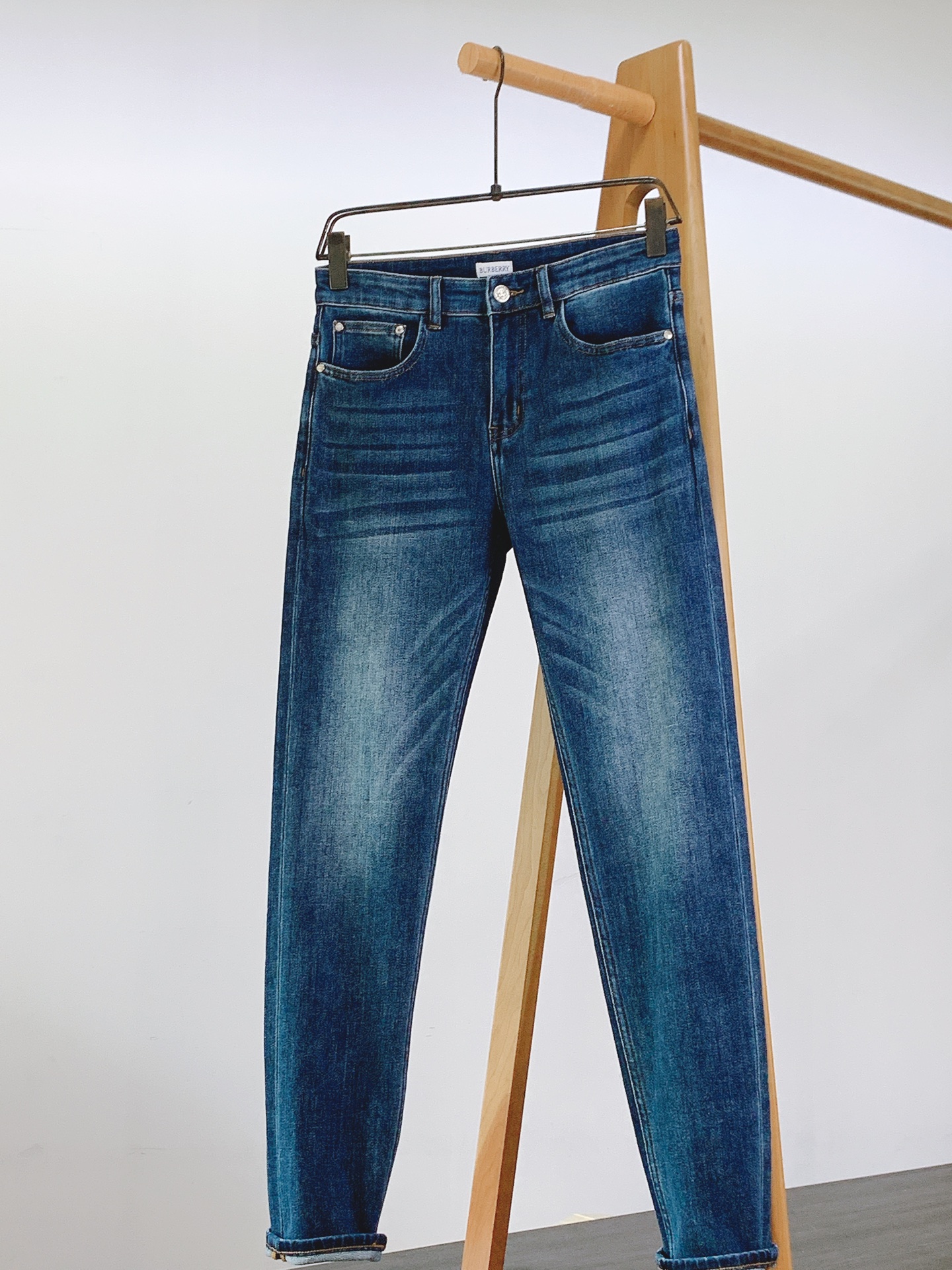 NO:525416,Burberry 2025FW early autumn new product, high fashion sense, denim fabric, washing jeans. The fabric is very special, super fine imitation cotton yarn blend, super soft and comfortable. It has a casual, casual, and a relaxed and fashionable feeling. The fabric is refreshing, slightly stretchy, super soft and long-lasting, the whole pants are all traditional hand-wiping technology, natural stone grinding and light fermentation. The style belongs to the combination of small straight feet, and the details are exquisite. ………………………………………………………………………………………………………………………………………………………………………………………………………………………………………………………………………………………………………………………………………………………………………………………………………………………………………………………………………………………………………………………………………………………………………………………………………………………………………………………………………………………………………………………………………………………………………………………………………………………………………………………………………………………………………………………………………………………………………………………………………………………………………………………………19860909Burberry 巴宝莉 2025FW早秋新品 高级时装感 牛仔面料 , 洗水牛仔裤. 面料很特殊,超细精仿棉纱混纺,超柔舒适感. 具备牛仔随性感 ,休闲感 , 亦有轻松感 ,时尚感. 布面清爽,微弹力,超柔穿着时间长, 整条裤子全传统手擦工艺,自然石磨轻酵洗水. 版型属于合体小直脚剪裁,细节精致感. …………………………………………………… Size29-38,,burberry,burberry,jeans,alexander wang,Men's clothing