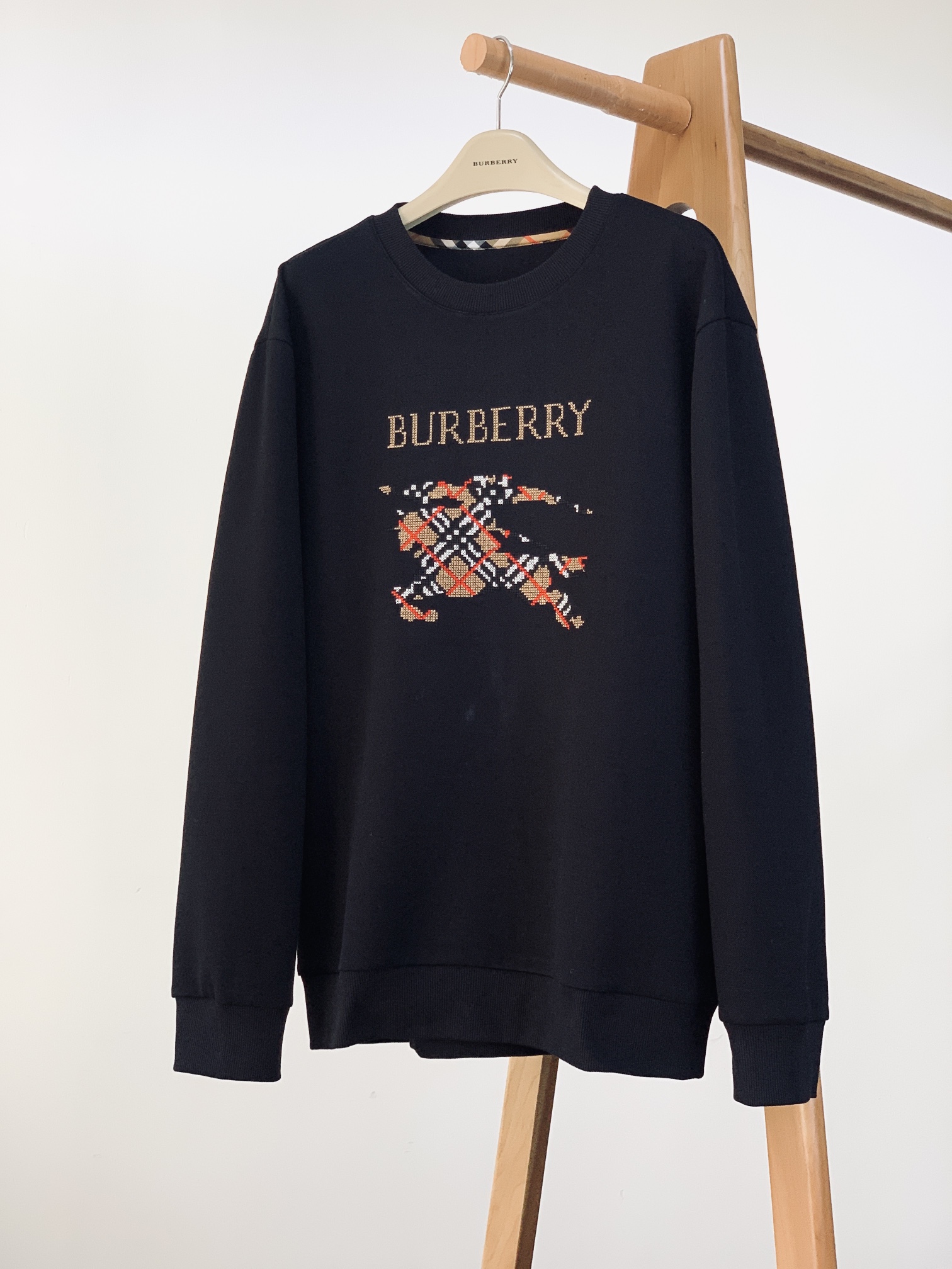 Burberry 巴宝莉 2025FW早秋新品 休闲套头卫衣，经典焕新，诠释英伦风尚。客供定制面料，兼具