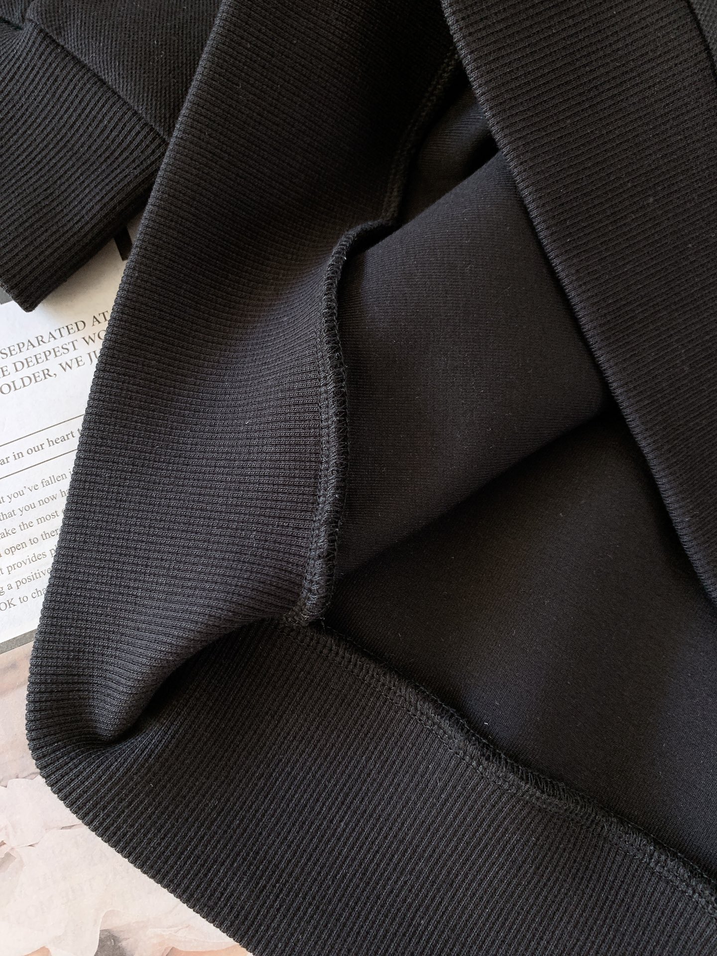 Burberry 巴宝莉 2025FW早秋新品 休闲套头卫衣，经典焕新，诠释英伦风尚。客供定制面料，兼具