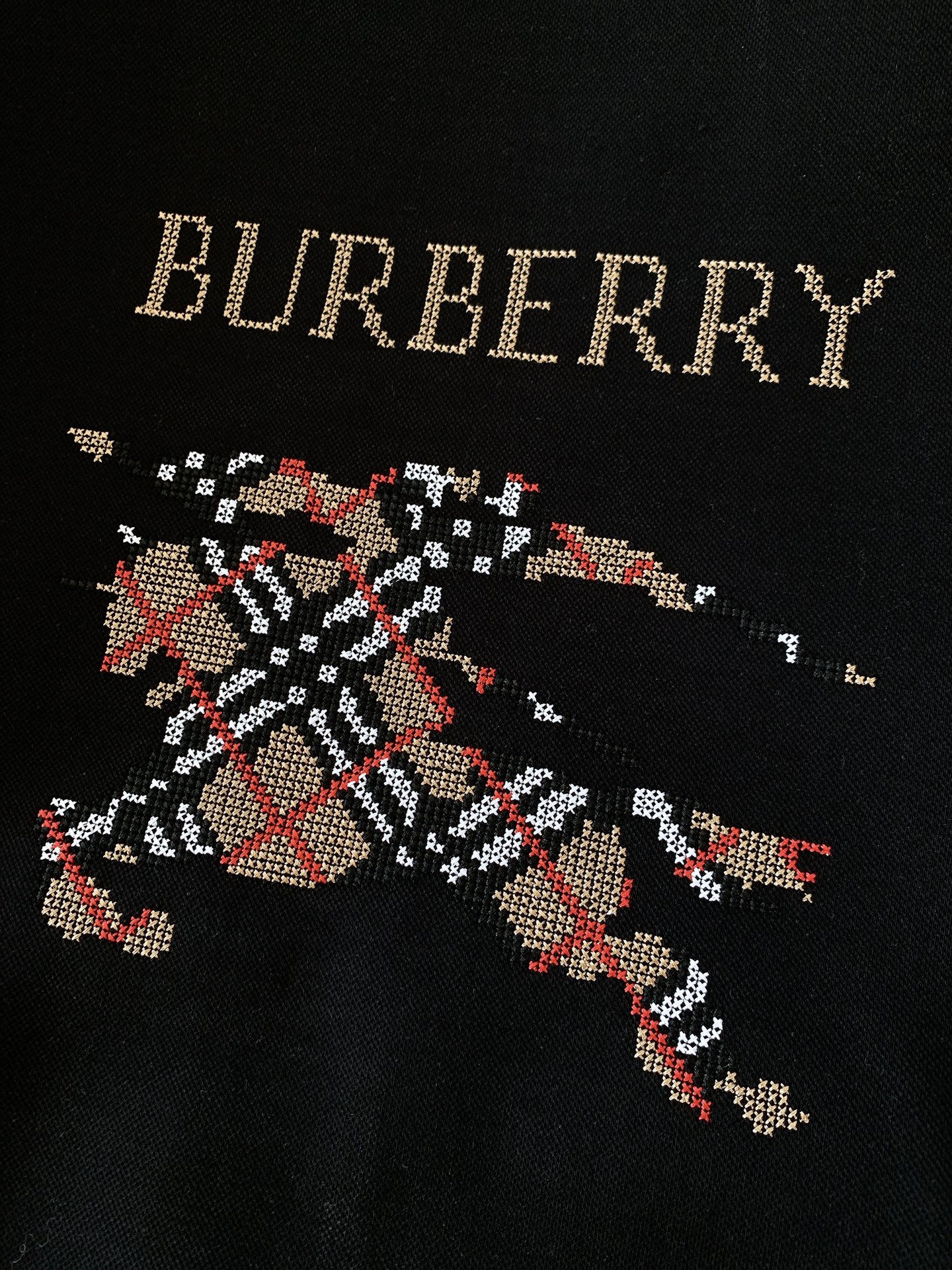 Burberry 巴宝莉 2025FW早秋新品 休闲套头卫衣，经典焕新，诠释英伦风尚。客供定制面料，兼具