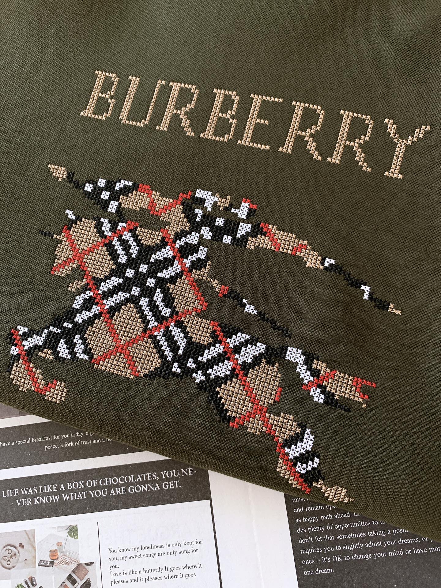 Burberry 巴宝莉 2025FW早秋新品 休闲套头卫衣，经典焕新，诠释英伦风尚。客供定制面料，兼具