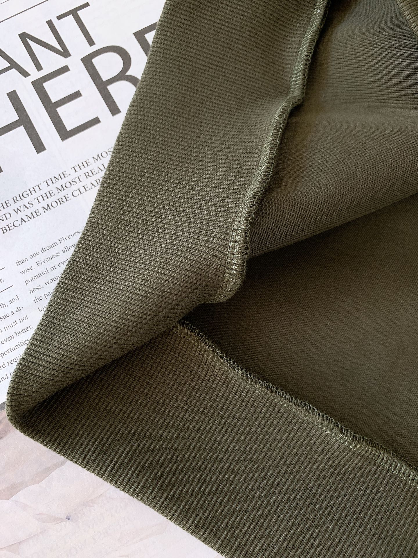 Burberry 巴宝莉 2025FW早秋新品 休闲套头卫衣，经典焕新，诠释英伦风尚。客供定制面料，兼具