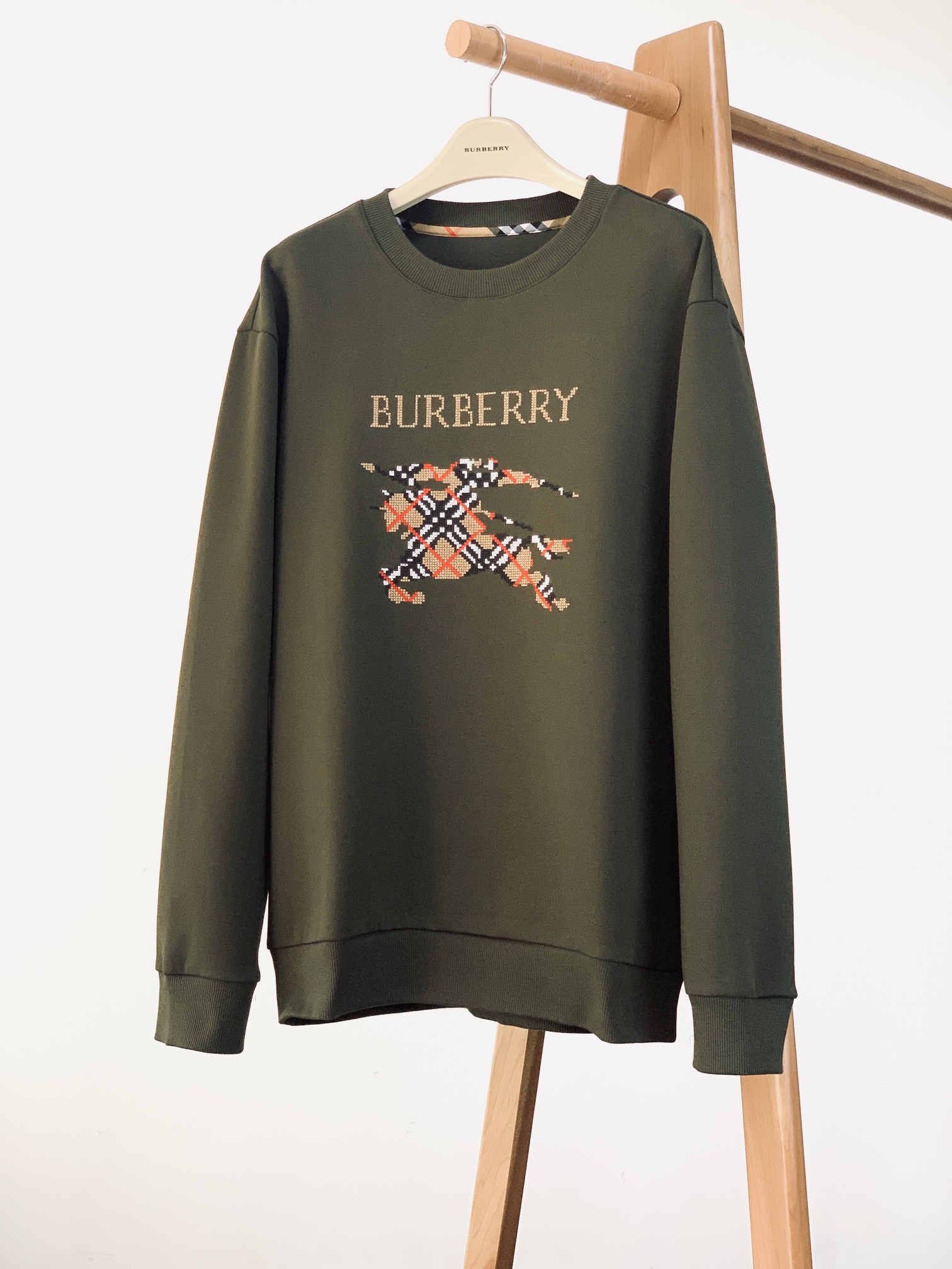 Burberry 巴宝莉 2025FW早秋新品 休闲套头卫衣，经典焕新，诠释英伦风尚。客供定制面料，兼具