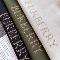 Burberry 巴宝莉 2025FW早秋新品 休闲套头卫衣,经典焕新,诠释英伦风尚。客供定制面料,兼具 Burberry 巴宝莉 2025FW早秋新品 休闲套头卫衣,经典焕新,诠释英伦风尚。客供定制面料,兼具