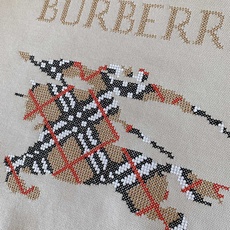 Burberry 巴宝莉 2025FW早秋新品 休闲套头卫衣,经典焕新,诠释英伦风尚。客供定制面料,兼具 Burberry 巴宝莉 2025FW早秋新品 休闲套头卫衣,经典焕新,诠释英伦风尚。客供定制面料,兼具