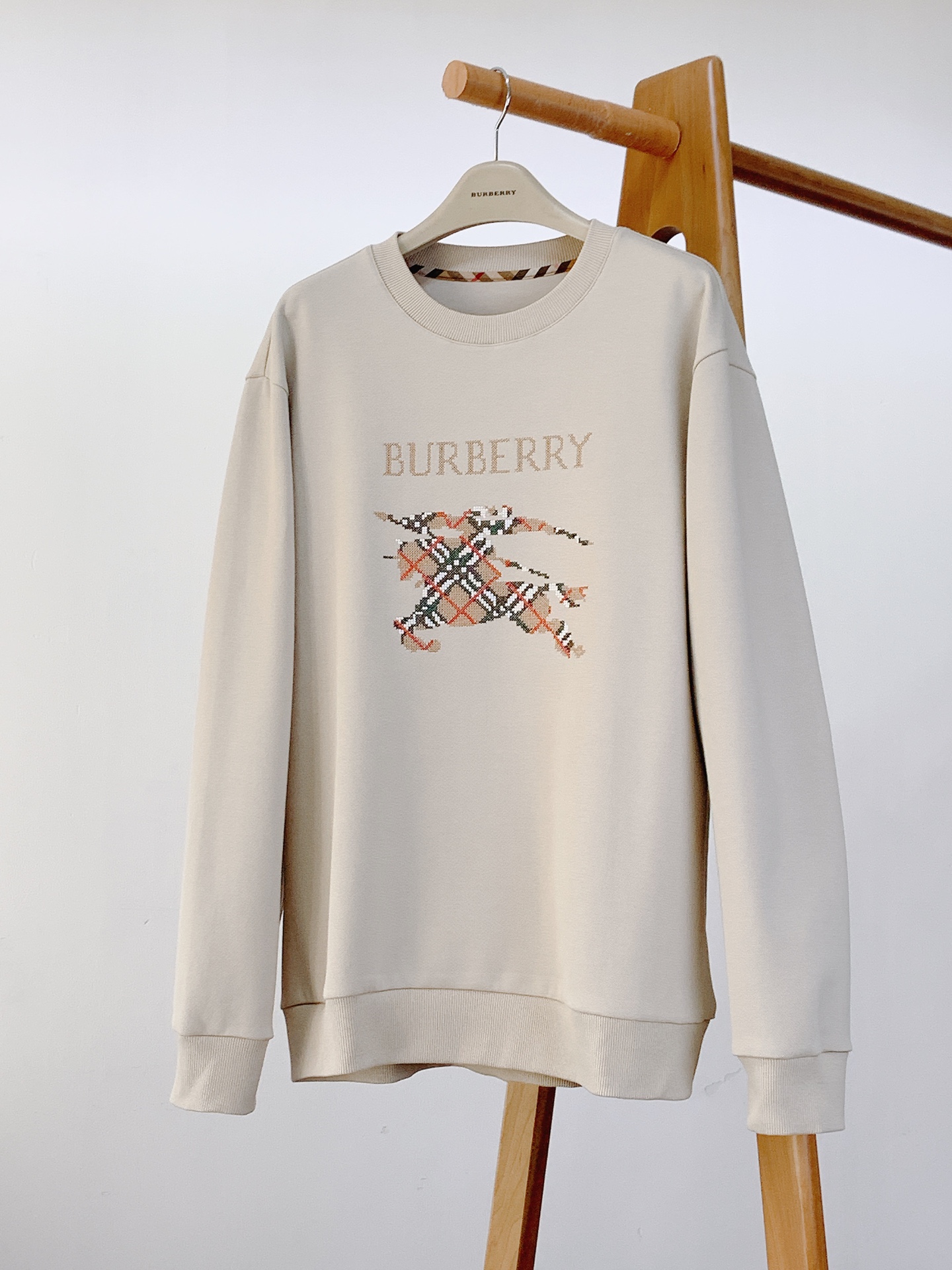 Burberry 巴宝莉 2025FW早秋新品 休闲套头卫衣，经典焕新，诠释英伦风尚。客供定制面料，兼具