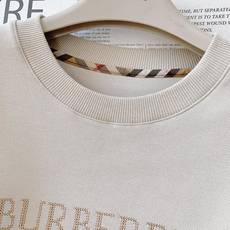 Burberry 巴宝莉 2025FW早秋新品 休闲套头卫衣,经典焕新,诠释英伦风尚。客供定制面料,兼具 Burberry 巴宝莉 2025FW早秋新品 休闲套头卫衣,经典焕新,诠释英伦风尚。客供定制面料,兼具