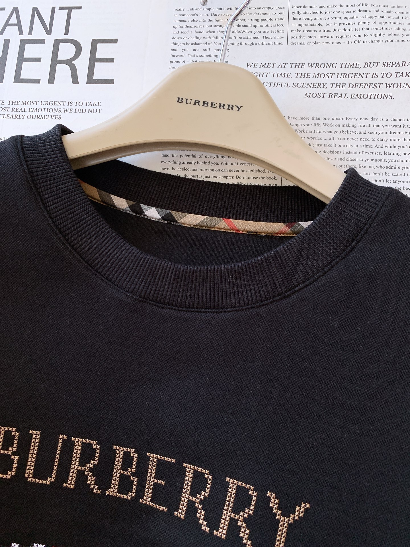 Burberry 巴宝莉 2025FW早秋新品 休闲套头卫衣，经典焕新，诠释英伦风尚。客供定制面料，兼具