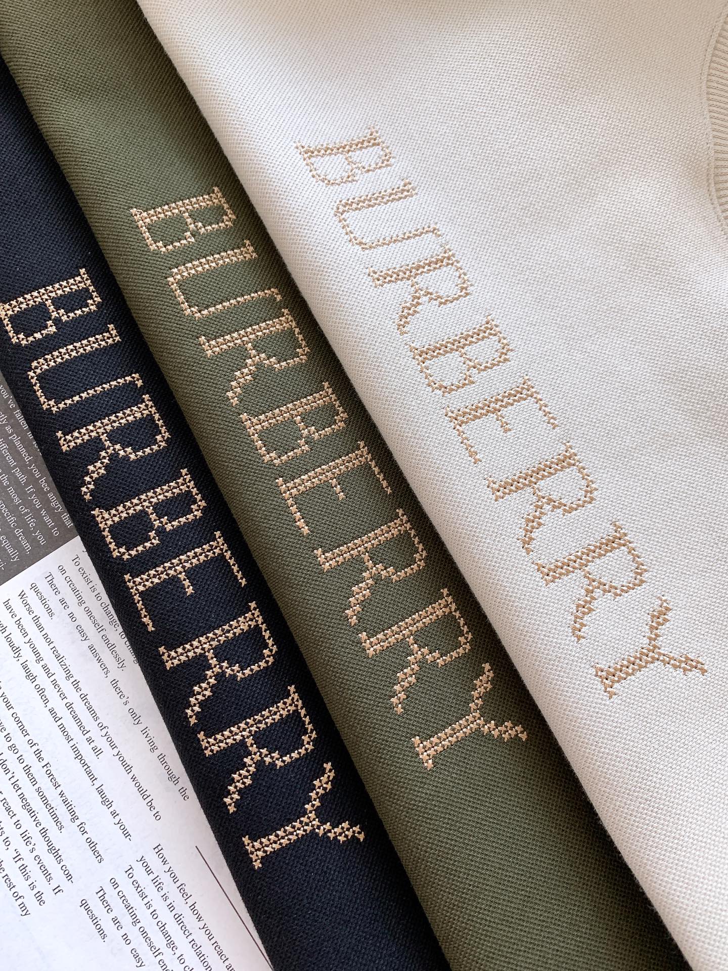 Burberry 巴宝莉 2025FW早秋新品 休闲套头卫衣，经典焕新，诠释英伦风尚。客供定制面料，兼具