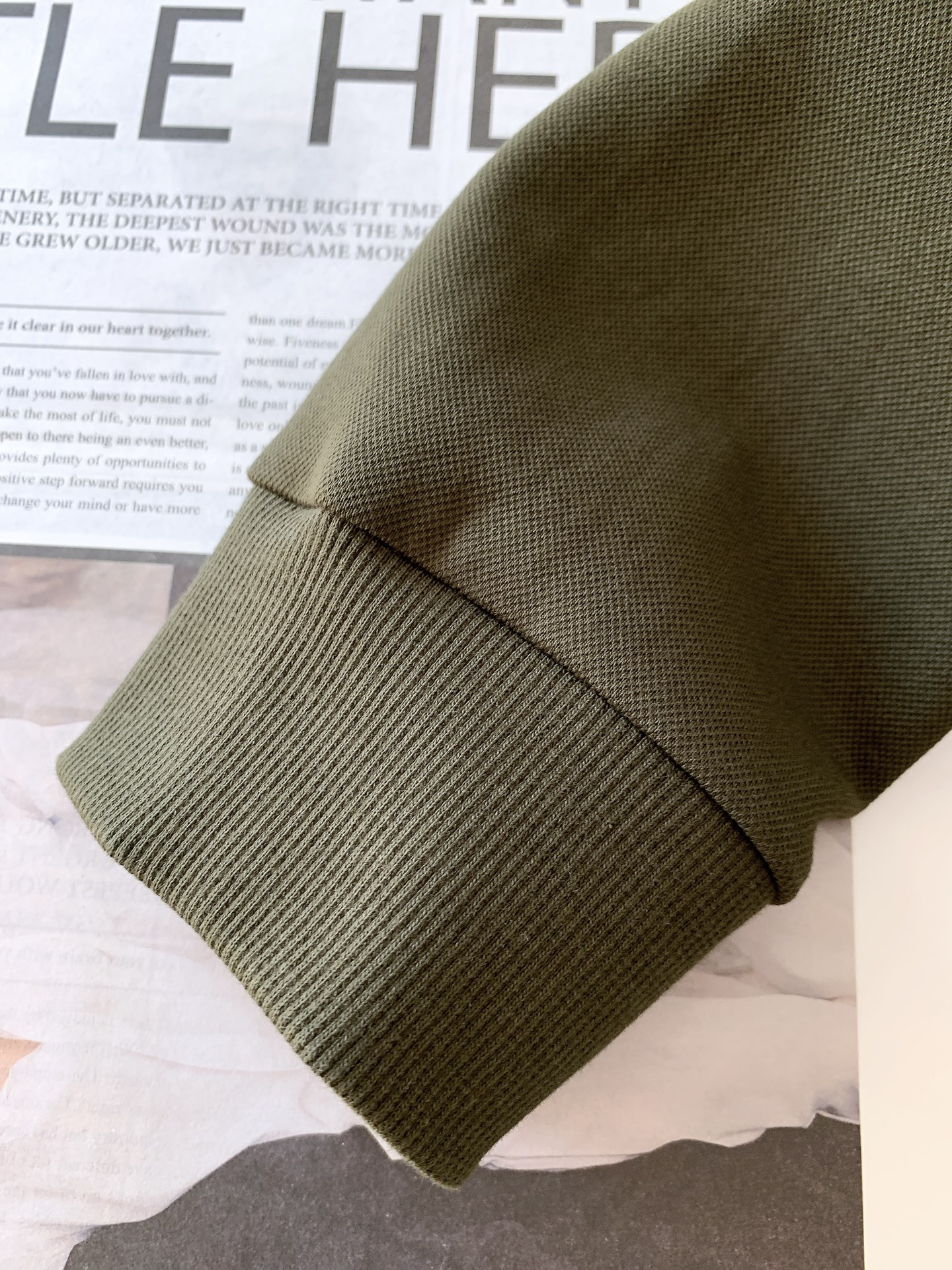 Burberry 巴宝莉 2025FW早秋新品 休闲套头卫衣，经典焕新，诠释英伦风尚。客供定制面料，兼具