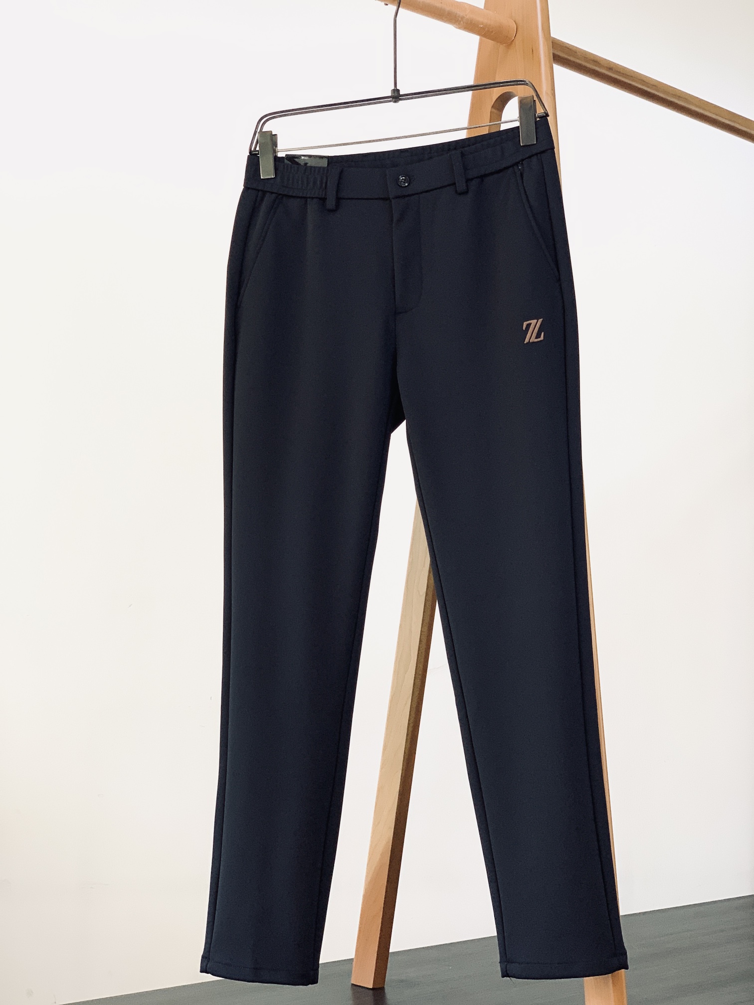 NO:595159,Ermenegildo Zegna 2025FW early autumn new product, fashionable business casual pants, made of high-quality fabrics, close-fitting and comfortable, unique design, creating a sense of simple lines, not picky, customer-supplied hardware decorative accessories, exquisite craftsmanship, super correct version, excellent upper body effect, a must-have item for casual business, three colors available …………………………………………………… Size29-40,,zegna,alexander wang19860909Ermenegildo Zegna 杰尼亚 2025FW早秋新品 时尚商务休闲裤,臻选优质面料打造,贴身舒适,独特设计,缔造简约线条感,版型不挑人,客供五金装饰辅料,工艺精湛,版型超正,上身效果极佳,休闲商务必备单品,三色可选 …………………………………………………… Size29-40,,zegna,alexander wang,Men's clothing