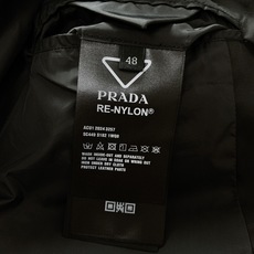 Prada 普拉达 2025FW早秋新品毛领三角微标夹克。采用再生尼龙面料打造,质地轻盈,却拥有出色的耐 Prada 普拉达 2025FW早秋新品毛领三角微标夹克。采用再生尼龙面料打造,质地轻盈,却拥有出色的耐