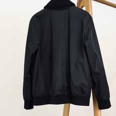 Prada 普拉达 2025FW早秋新品毛领三角微标夹克。采用再生尼龙面料打造,质地轻盈,却拥有出色的耐 Prada 普拉达 2025FW早秋新品毛领三角微标夹克。采用再生尼龙面料打造,质地轻盈,却拥有出色的耐