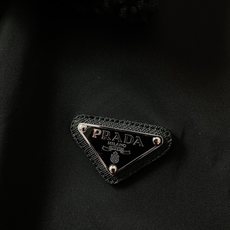 Prada 普拉达 2025FW早秋新品毛领三角微标夹克。采用再生尼龙面料打造,质地轻盈,却拥有出色的耐 Prada 普拉达 2025FW早秋新品毛领三角微标夹克。采用再生尼龙面料打造,质地轻盈,却拥有出色的耐