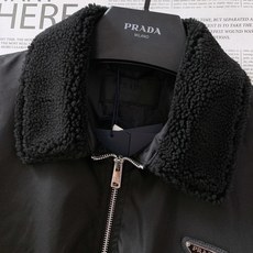 Prada 普拉达 2025FW早秋新品毛领三角微标夹克。采用再生尼龙面料打造,质地轻盈,却拥有出色的耐 Prada 普拉达 2025FW早秋新品毛领三角微标夹克。采用再生尼龙面料打造,质地轻盈,却拥有出色的耐