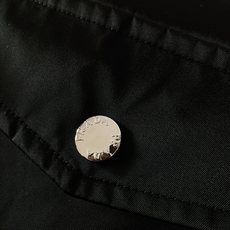 Prada 普拉达 2025FW早秋新品毛领三角微标夹克。采用再生尼龙面料打造,质地轻盈,却拥有出色的耐 Prada 普拉达 2025FW早秋新品毛领三角微标夹克。采用再生尼龙面料打造,质地轻盈,却拥有出色的耐