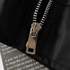 Prada 普拉达 2025FW早秋新品毛领三角微标夹克。采用再生尼龙面料打造,质地轻盈,却拥有出色的耐 Prada 普拉达 2025FW早秋新品毛领三角微标夹克。采用再生尼龙面料打造,质地轻盈,却拥有出色的耐