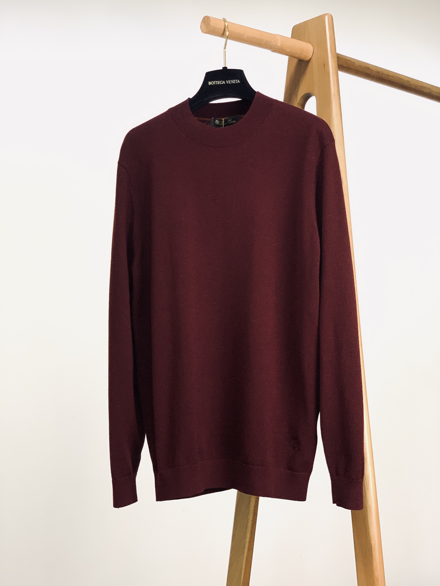 NO:599618,LoroPiana L.P 1975FW early autumn new product casual men's round neck long-sleeved sweater base layer. Exquisite craftsmanship, high-end texture, and classic items are the key words of Italian style dressing. They are also the 'old money' tone of LP. The basic short-sleeved shirt is reinterpreted with LP's tone. It is very clean fit and also very old money.  In line with LP's consistent low-key character, it is a minimalist and exquisite solid-color T-shirt, with a fitted fit and moderate looseness. The craftsmanship value is reflected in the details. Ultra-fine custom-spun yarns are blessed with double-sided craftsmanship. The ready-to-wear fabric feels cooler and more breathable. It is also treated with liquid ammonia technology, which has certain anti-wrinkle properties and is easy to care for!  Necessary items for casual business. Eight colors recommended ……………………………………………………………… Size48-56, loro piana, loro piana, T-shirt, tees, t-shirt, alexander wang19860909LoroPiana L.P 1975FW早秋新品 休闲男士圆领长袖针织衫打底衫. 精致工艺、高级质感、经典单品,这些都是意式穿搭的关键词,也是LP骨子里的“老钱”腔调,以LP的调性重新演绎的基础短袖,很Clean Fit,也很old money. 符合LP一贯地低调特质,极简且精致的纯色T恤,合身版型带适度松量,工艺值体现在细节处,超细定纺纱线,双面工艺加持,成衣面料触感更凉爽透气.外加液氨工艺处理,具有一定的抗皱性能,易于打理！休闲商务必备单品.八色推荐 …………………………………………………… Size48-56,,loro piana,loro piana,T-shirt,tees，t-shirt,alexander wang,Men's clothing