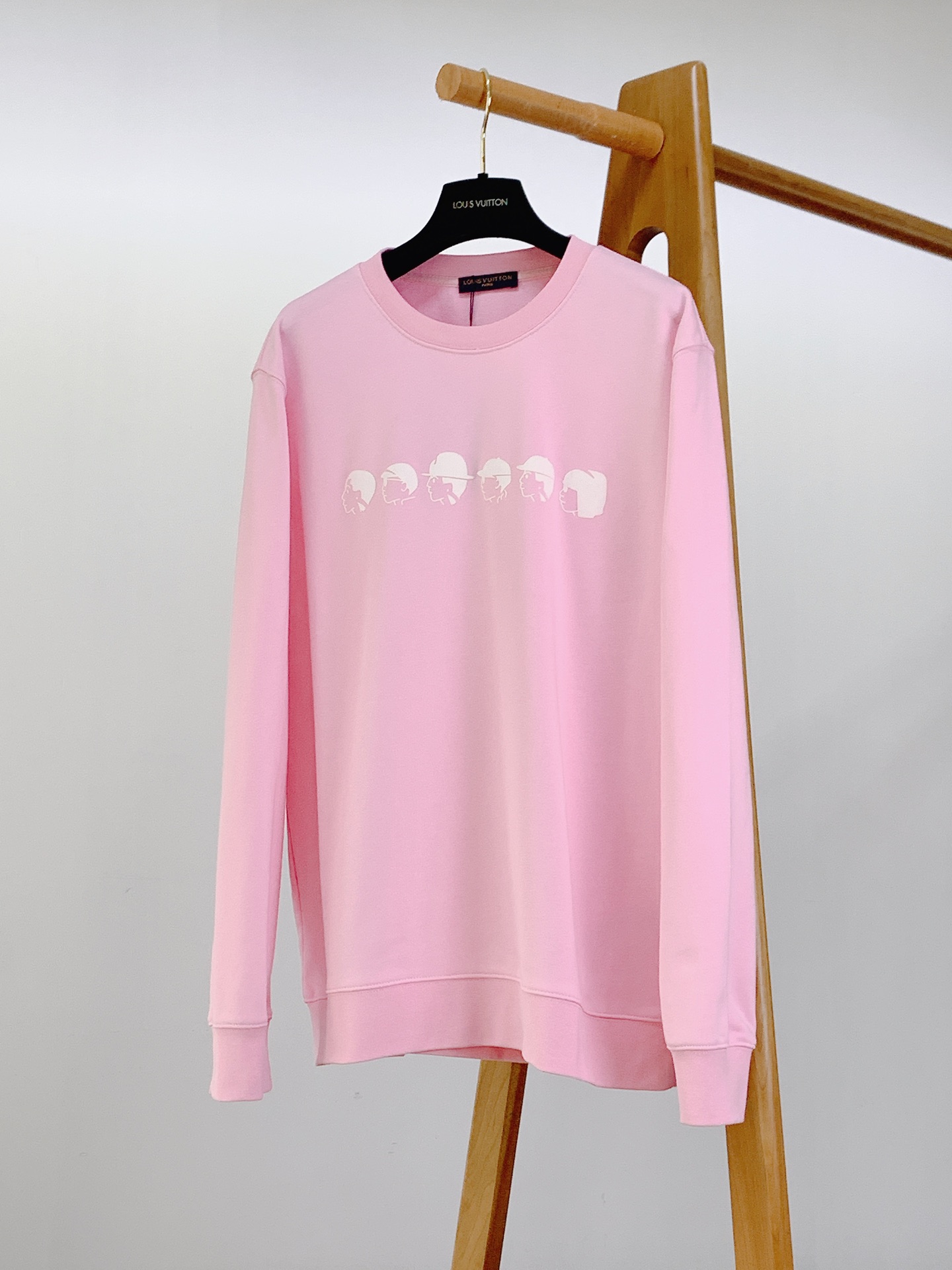 NO:599619,LouisVuitton Louis Vuitton's 2025FW early autumn new product, limited-edition short-sleeved head print, is carefully woven from pure natural cotton. The surface of the fabric has a delicate texture, simple and warm. The moment the skin touches it, it is like a spring breeze blowing gently, dry and comfortable, without any sense of stickiness. The overall routing is straight and delicate, the fabric is comfortable and soft, and the color is consistent without color difference.  It can be matched with the same style to create a fashionable look, and can be used in various occasions. Customized accessories, complete with three standards, same style for men and women!  ……………………………………………………………… SizeM-XXL,,louis vuitton,louis vuitton,T-shirt,alexander wang19860909LouisVuitton 路易威登 2025FW早秋新品 秀场限定款人头印花短袖,以纯天然棉花精心纺织而成.面料表面有着细腻的纹理,质朴且温暖.肌肤触碰到它的瞬间,恰似春日微风轻柔拂过,干爽舒适,毫无黏腻之感.整体走线平直细腻,面料舒适柔软,颜色一致无色差 能与同款搭配营造时尚造型,驾驭各种场合,定制辅料,三标齐全,男女同款！ …………………………………………………… SizeM-XXL,,louis vuitton,louis vuitton,T-shirt,alexander wang,Men's clothing