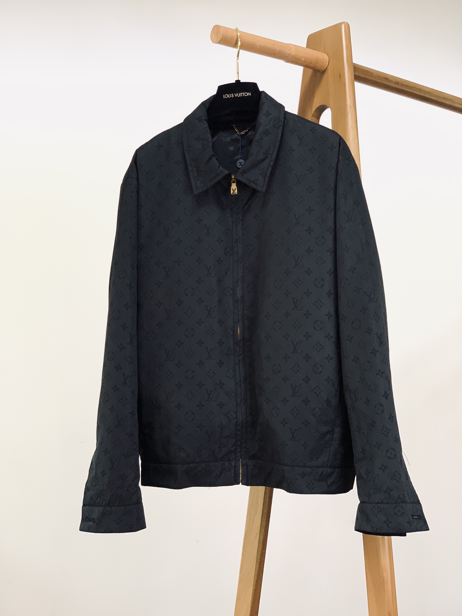 NO:595169,LouisVuitton Louis Vuitton Monogram jacquard cotton jacket. The full-frame Monogram embossed pattern is presented in a dip-dyed elegant tone. The classic logo and floral elements are laid out in a low-key manner on the fabric. From a distance, it is a solid color style full of texture. From a closer look, it is a carnival of details in the brand's genes. The 'presbyopia' is no longer flamboyant, but becomes a 'luxury and elegant code' in the outfit.  The hardware is highlighted by custom-made bronze zipper pullers and cuff buttons, and the metallic texture and jacquard fabric create a material collision. Every pull and every fastening is a silent demonstration of brand recognition; the interior is luxuriously light-weight padded to increase warmth, and the silk-soft lining improves wearing comfort. The texture continues from the outside to the inside, making 'luxury' more than just the surface;  The neatly tailored lapel design is infused with retro elegance, and the fitted silhouette is friendly to all body shapes. Whether worn alone to create style, or layered as a layer, it can easily control multiple scenes. The low-key luxury of full-frame Monogram embossing, hardware details and the exquisite texture of silk lining allow you to feel the ultimate interpretation of 'classic renewal' every time you wear it. Size 46, length 64.5, bust 112, shoulder width 47.5, sleeve length 61  Size 48, length 66.5, bust 116, shoulder width 49, sleeve length 62, size 50, length 68.5, size 50, bust 120, shoulder width 50.5, sleeve length 63, size 52, length 70.5, chest 124, shoulder width 52, sleeve length 64...19860909LouisVuitton 路易威登 Monogram提花棉服夹克 全幅Monogram压纹图案以浸染式优雅色调呈现,经典标识与花卉元素在面料上低调铺陈,远看是质感满溢的纯色格调,近观则是品牌基因的细节狂欢,让“老花”不再张扬,转而成为穿搭中的“奢雅暗语”. 五金点睛定制青铜拉链头与袖口纽扣,金属质感与提花面料形成材质碰撞,每一次拉合、每一次扣紧都是品牌辨识度的无声彰显； 内里奢享轻质衬垫加持保暖性,丝柔内衬提升穿着舒适度,从外到内的质感延续,让“奢”不止于表面； 剪裁利落翻领设计注入复古优雅,合身廓形对各种身形友好,无论是单穿塑造格调,还是叠穿作为层次担当,都能轻松驾驭多元场景. 全幅Monogram压纹的低调奢华,搭配五金细节与丝柔内衬的精工质感,让你在每一次穿搭中,都能感受到“经典焕新”的极致诠释. 46码衣长64.5 胸围112 肩宽47.5 袖长61 48码衣长66.5 胸围116 肩宽49 袖长62 50码衣长68.5 胸围120 肩宽50.5 袖长63 52码衣长70.5 胸围124 肩宽52 袖长64 …………………………………………………… Size46-52,,louis vuitton,louis vuitton,jackets & coats,alexander wang,Men's clothing