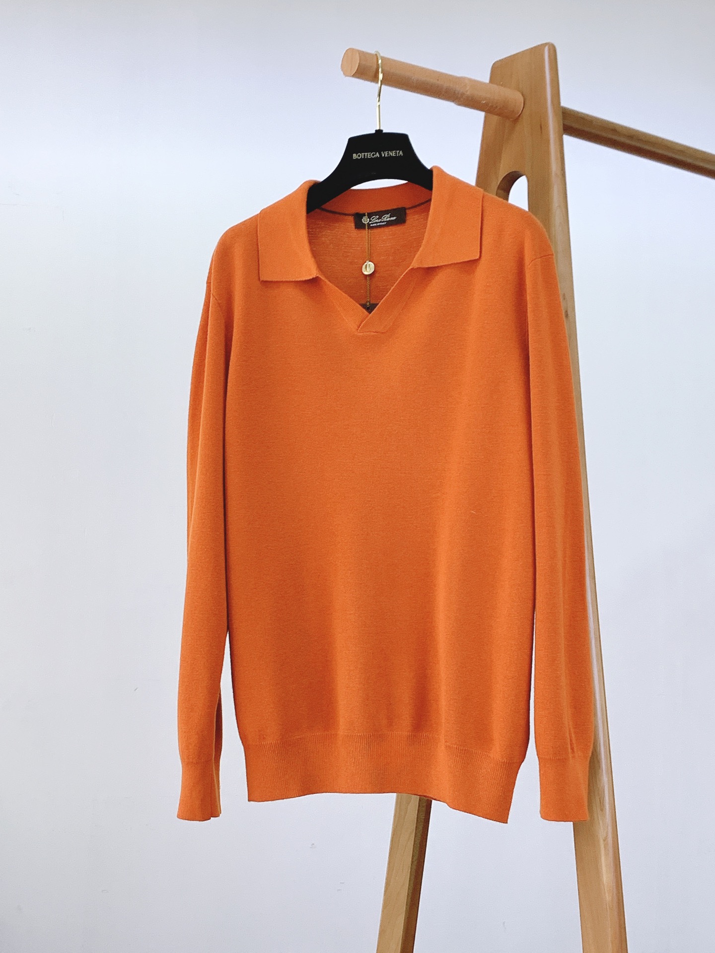 NO:599621,LoroPiana L.P 1975FW early autumn new product candy-colored long-sleeved sweater base layer. Exquisite craftsmanship, high-end texture, and classic items are the keywords of Italian style dressing. They are also the 'old money' tone of LP. The basic short-sleeved shirt is reinterpreted with LP's tone. It is very clean fit and also very old money.  In line with LP's consistent low-key character, it is a minimalist and exquisite solid-color T-shirt, with a fitted fit and moderate looseness. The craftsmanship value is reflected in the details. Ultra-fine custom-spun yarns are blessed with double-sided craftsmanship. The ready-to-wear fabric feels cooler and more breathable. It is also treated with liquid ammonia technology, which has certain anti-wrinkle properties and is easy to care for!  Necessary items for casual business. Eight colors recommended ……………………………………………………………… Size48-56, loro piana, loro piana, T-shirt, tees, t-shirt, alexander wang19860909LoroPiana L.P 1975FW早秋新品 糖果色长袖针织衫打底衫. 精致工艺、高级质感、经典单品,这些都是意式穿搭的关键词,也是LP骨子里的“老钱”腔调,以LP的调性重新演绎的基础短袖,很Clean Fit,也很old money. 符合LP一贯地低调特质,极简且精致的纯色T恤,合身版型带适度松量,工艺值体现在细节处,超细定纺纱线,双面工艺加持,成衣面料触感更凉爽透气.外加液氨工艺处理,具有一定的抗皱性能,易于打理！休闲商务必备单品.八色推荐 …………………………………………………… Size48-56,,loro piana,loro piana,T-shirt,tees，t-shirt,alexander wang,Men's clothing