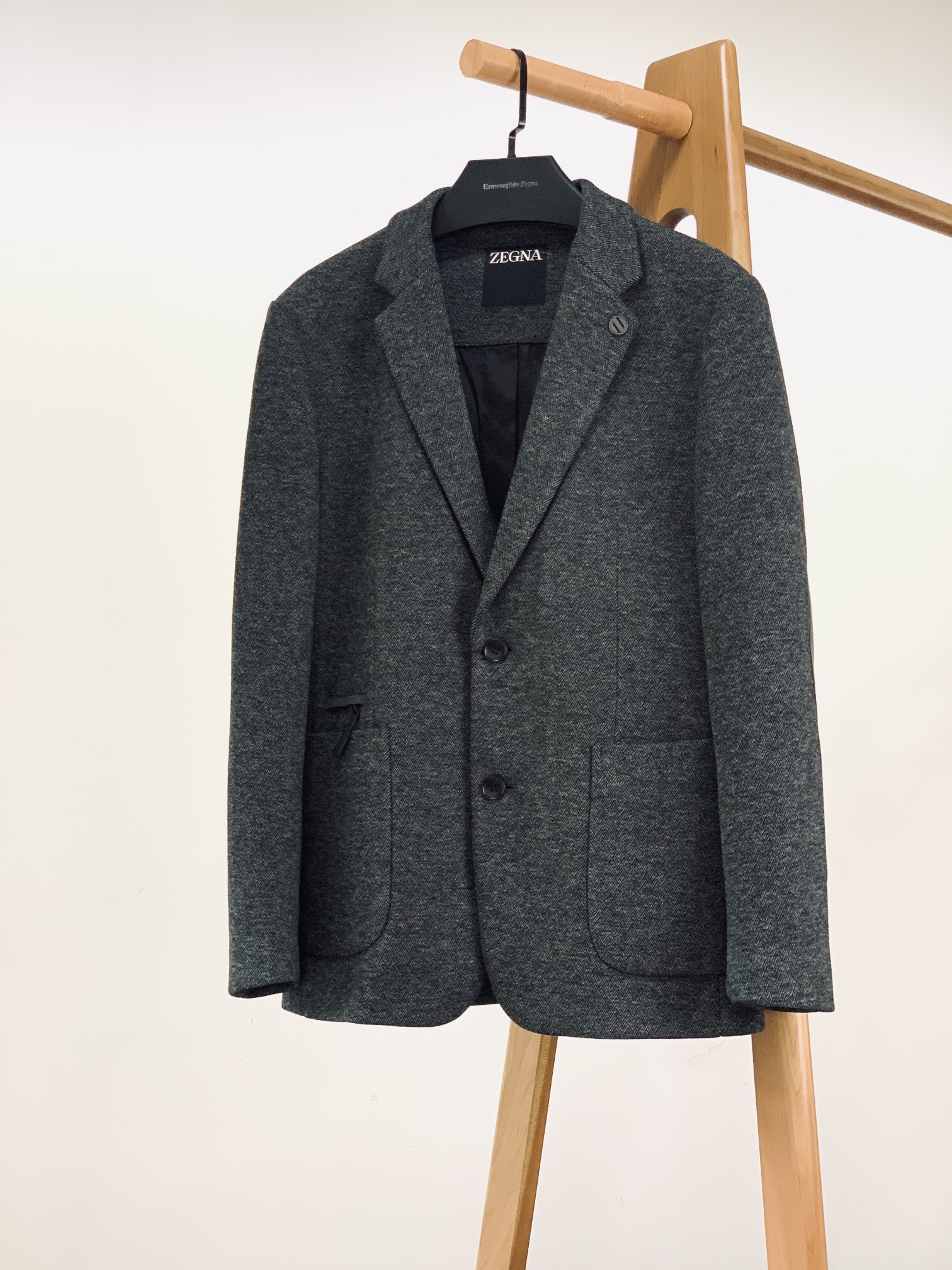 NO:728803,Support the Ermenegildo Zegna wool blended casual single suit after the new year. The selected wool blended fabric combines the warmth and delicacy of wool with the stiffness and wear resistance of the blended material, presenting a low-key tweed texture. It has a retro elegance, which can not only echo the warm atmosphere of autumn and winter in daily wear, but also break the stereotype of 'suit = formal' with its texture.  The retro elbow patch elbow suede patch design is a retro throwback to the classic hunting suit elements, and also strengthens the durability of practical wear, making the gentleman's style more story-telling; the hardware is customized with black matte buttons and pocket decorative buckles, which hides brand recognition in minimalism. Every metal detail is polished, giving both touch and vision a high-end feel;  The smooth lining on the inside improves wearing comfort, and the functional design of the internal pockets makes the suit more than just 'wearing', but also a practical partner in daily life; the neatly tailored silhouette is friendly to Asian body shapes, and the single-breasted design weakens the sense of formality. It can be easily matched with shirts, sweaters and even sweatshirts in daily life, creating a 'one suit with many outfits' gentleman style level. It is an all-round item that can show your taste in business light occasions and show off your style in daily casual. ……………………………………………………  Size48-56,,zegna,hoodie,sweatshirts,sweaters,shirts,business suit,chamois leather,19860909支持年后 Ermenegildo Zegna 杰尼亚 羊毛呢混纺休闲单西.精选羊毛呢混纺面料,将羊毛的温暖细腻与混纺材质的挺括耐磨融合,呈现出低调的花呢肌理.自带复古优雅,日常穿搭中既能呼应秋冬的温暖氛围,又能以质感纹理打破“西装=正式”的刻板印象. 复古肘贴肘部麂皮贴布设计,既是经典猎装元素的复古回溯,又强化了实穿耐用性,让绅士风格更具故事感； 五金点睛定制黑色哑光纽扣与口袋装饰扣,极简中暗藏品牌辨识度,每一处金属细节都经打磨,触感与视觉双重高级； 内里考究顺滑内衬提升穿着舒适度,内部口袋的功能性设计,让西装不止于“穿搭”,更成为生活场景的实用伙伴； 剪裁利落合身廓形对亚洲身形友好,单排扣设计弱化正式感,日常可轻松搭配衬衫、毛衣甚至卫衣,打造“一衣多搭”的绅士造型层次. 它是一件能让你在商务轻场合显品味、日常休闲露格调的全能单品. …………………………………………………… Size48-56,,zegna,hoodie,sweatshirts,sweaters,shirts,business suit,chamois leather,,Men's clothing