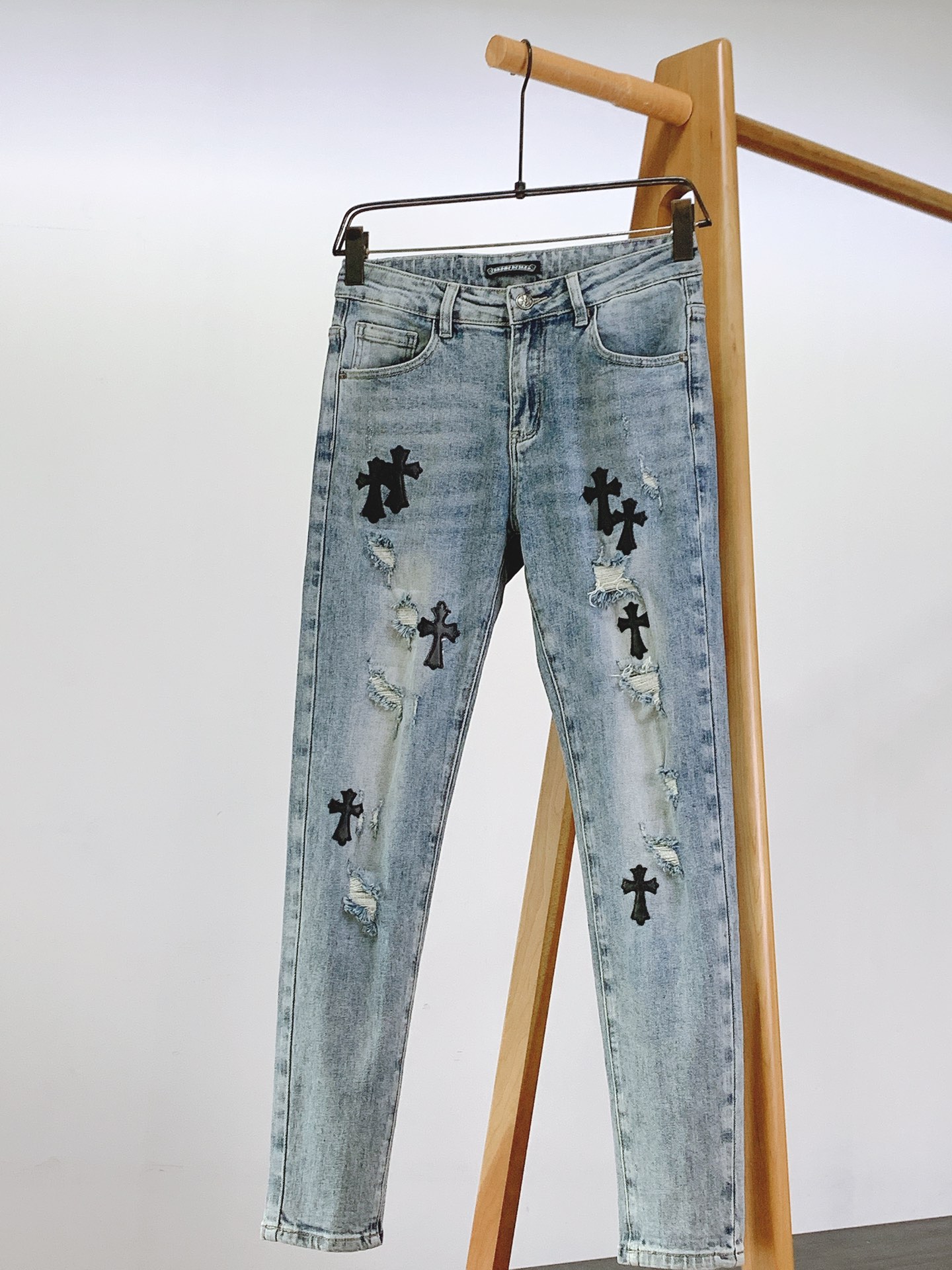 NO:691315,Chrome Hearts 2025FW early autumn new product. This pair of jeans perfectly combines trend and personality. The denim is uniquely washed, giving it a retro texture and highlighting its unruly attitude. The iconic cross horseshoe leather patch breaks the rules with bold contrasting colors, injecting an avant-garde soul into classic denim.  , purely handmade, every detail is full of ingenuity. The straight version accommodates various leg shapes, modifies the leg lines, and is comfortable to wear. Whether it is paired with a simple white T to create a casual street style, or a personalized short top to attend a trendy party, it can make you the center of attention and easily interpret your unique fashion taste. ……………………………………………… Size28-38,,chrome hearts,chrome hearts,jeans,19860909Chrome Hearts 克罗心 2025FW早秋新品 这款牛仔裤将潮流与个性完美融合.牛仔布经独特水洗工艺,呈现复古质感,彰显不羁态度.标志性十字架马蹄皮贴,以大胆撞色打破常规,为经典牛仔注入前卫灵魂 ,纯手工打造,每一处细节都尽显匠心.直筒版型包容各种腿型,修饰腿部线条,穿着舒适自在.无论是搭配简约白T打造休闲街头风,还是配上个性短上衣出席潮流派对,都能让你成为焦点,轻松演绎独特时尚品味 …………………………………………………… Size28-38,,chrome hearts,chrome hearts,jeans,,Men's clothing
