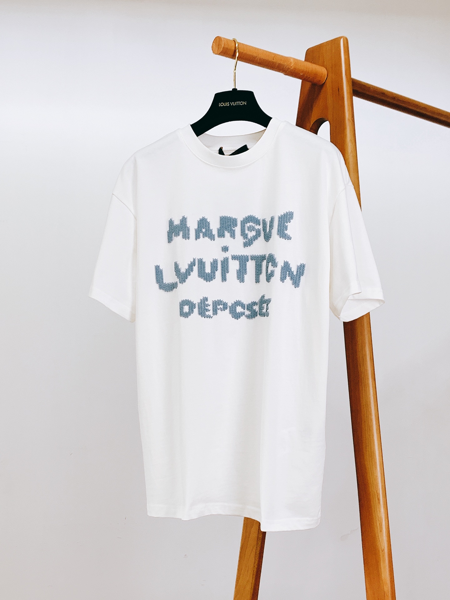 NO:599623,LouisVuitton Louis Vuitton blue hollow embroidered short-sleeved Italian luxury art, a trend statement in the stitching, reinterprets the brand's classic logo with hollow embroidery technology. The light blue silk thread is interwoven on the pure white body to create a three-dimensional texture. Each stitch embodies the ingenuity of luxury craftsmen, allowing the brand mark to transform from a flat symbol into a touchable artistic detail, showing high-end texture when walking.  The loose short-sleeved version is both casual and aura. It is an eye-catcher for daily outings and can also be the finishing touch of the style. Pair it with denim to show off the street style, and layer it with a suit to create a light luxury style. One piece unlocks N styles and can easily meet the needs of all scenes.  The fine hemming of the neckline and the neat routing of the hem tell the story of Lvjia's ultimate pursuit of quality. It is not only a short-sleeved piece, but also a luxury collection in your wardrobe, allowing you to show your subtle high-end taste at any time in your daily wear. Size S, length 71, bust 52, shoulder width 52, size M, length 73, bust 56, shoulder width 53, size L, length 75, bust 60, shoulder width 54  XL size, length 77, bust 64, shoulder width 55…………………………………………… SizeS-XL,,louis vuitton,louis vuitton,louis vuitton,louis vuitton,T-shirt,business suit,alexander wang19860909LouisVuitton 路易威登 蓝色中空绣花短袖 意式奢艺,针脚里的潮流宣言 将品牌经典标识以中空绣花工艺重新演绎.浅蓝丝线在纯白衣身之上交织出立体肌理,每一针都凝聚着奢品匠人的巧思,让品牌印记从平面符号蜕变为可触摸的艺术细节,行走间尽释高级质感. 宽松的短袖版型,兼具随性与气场,是日常出街的吸睛利器,亦能成为造型层次的点睛之笔.搭配牛仔彰显街头潮范,与西装叠穿又能碰撞出轻奢格调,一件解锁N种风格,轻松hold住全场景穿搭需求. 领口的精细包边、衣摆的工整走线,每一处细节都在诉说驴家对品质的极致追求.它不止是一件短袖,更是你衣橱里的奢品藏品,让你在日常穿搭中,随时展现不彰自显的高级品味. S码衣长71 胸围52 肩宽52 M码衣长73 胸围56 肩宽53 L码衣长75 胸围60 肩宽54 XL码衣长77 胸围64 肩宽55 …………………………………………………… SizeS-XL,,louis vuitton,louis vuitton,louis vuitton,louis vuitton,T-shirt,business suit,alexander wang,Men's clothing