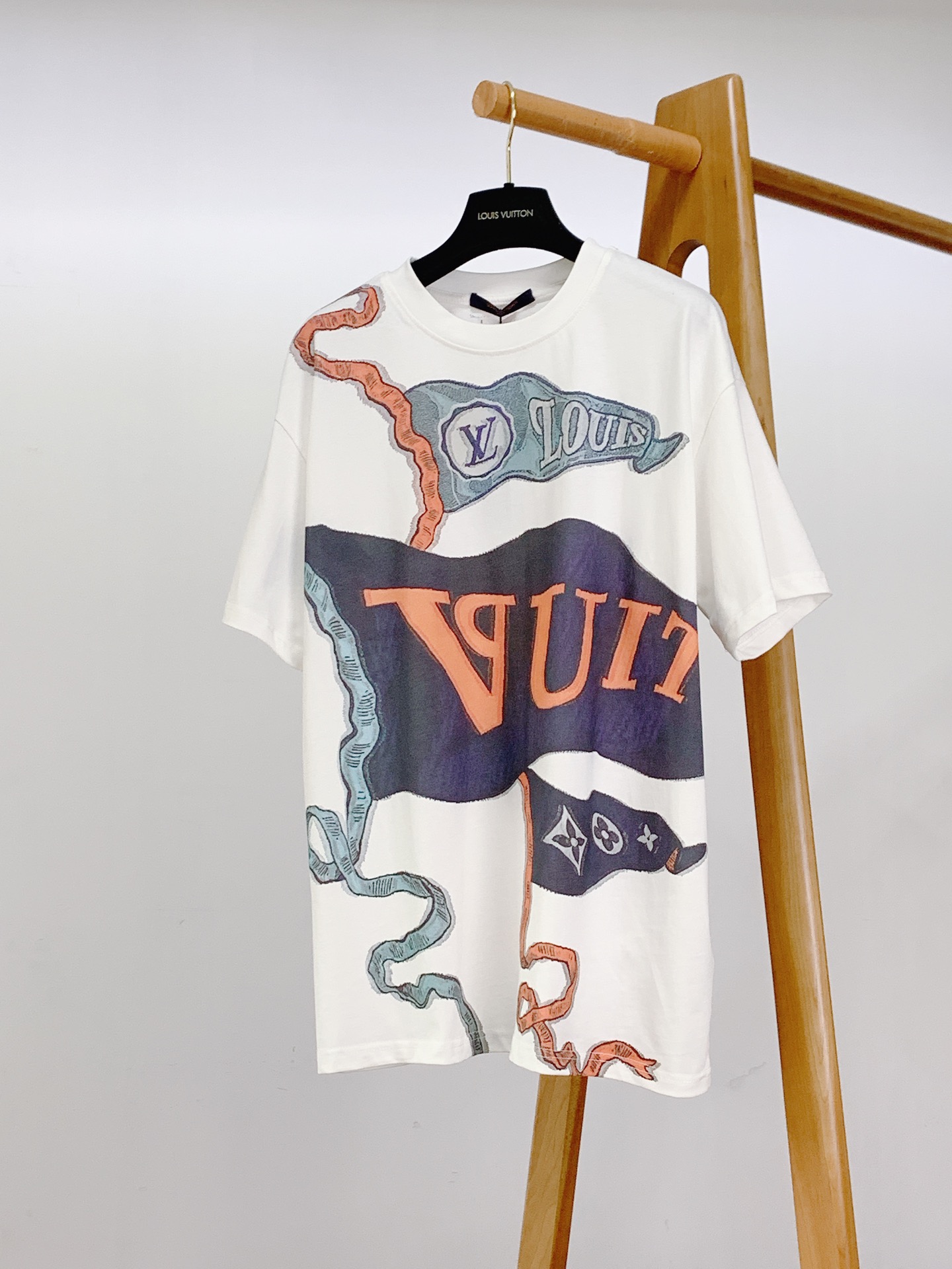 NO:599625,LouisVuitton Louis Vuitton artistic graffiti short-sleeves use high-precision digital printing technology to present the graffiti-style brand logo in layered colors. In the contrasting color combination of light blue, orange-red, and deep purple, each edge of the pattern has been hand-made to simulate the smudged texture of graffiti pigments; the classic logo and brand letters are interlaced on the flag shape, and the details hide the spark of collision of 'street art × high luxury craftsmanship.' It is eye-catching from a distance, and it is full of craftsmanship when seen up close.  The asymmetrical printed extended design on the back allows the shape to have no blind spots from the front to the back; the double-line routing technology on the cuffs firmly locks 'casual graffiti' and 'Italian precision'.  The oversize version hides ingenious details - the body is cut to fit ergonomics, and the seemingly casual looseness can actually modify the body shape; the heavy-weight cotton material is selected, with a perfect balance of stiffness and skin-friendly feel. It has the street coolness of graffiti short-sleeves and can touch the delicate texture of luxury fabrics, which brings the sense of detail of 'artistic dressing' to every inch of the experience. Length of S size 71, bust 52, shoulder width 52, length 73 of M size  Bust 56 Shoulder Width 53 L Length 75 Bust 60 Shoulder Width 5419860909LouisVuitton 路易威登 艺术涂鸦短袖 采用高精密数码印花技术,将涂鸦风格的品牌标识以分层色彩呈现.浅蓝、橙红、深紫的撞色组合中,每一处图案边缘都经过手工做旧处理,模拟涂鸦颜料的晕染质感；经典标识与品牌字母在旗帜造型上交错,细节里藏着“街头艺术×高奢工艺”的碰撞火花,远看吸睛炸街,近看尽是匠艺心机. 后背的不对称印花延伸设计,让造型从正面到背面都无死角；袖口的双道走线工艺,把“随性涂鸦”与“意式精工”牢牢锁死. oversize版型却暗藏细节巧思——衣身剪裁贴合人体工学,看似随性的宽松感实则能修饰身形；精选的重磅棉料,挺括度与亲肤感完美平衡,穿上身既有涂鸦短袖的街头潮酷,又能触摸到奢品面料的细腻肌理,把“艺术穿搭”的细节感拉满到每一寸体验里. S码衣长71 胸围52 肩宽52 M码衣长73 胸围56 肩宽53 L码衣长75 胸围60 肩宽54 XL码衣长77 胸围64 肩宽55 …………………………………………………… SizeS-XL,,louis vuitton,louis vuitton,versace,T-shirt,alexander wang,Men's clothing