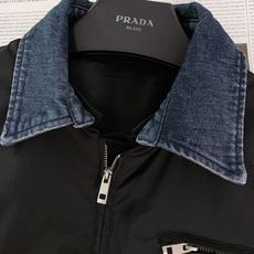 Prada 普拉达 2025FW早秋新品拼接牛仔领夹克。黑色主调的利落版型,搭载做旧牛仔领,硬挺单宁与柔 Prada 普拉达 2025FW早秋新品拼接牛仔领夹克。黑色主调的利落版型,搭载做旧牛仔领,硬挺单宁与柔