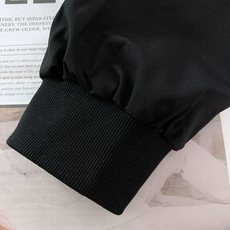 Prada 普拉达 2025FW早秋新品拼接牛仔领夹克。黑色主调的利落版型,搭载做旧牛仔领,硬挺单宁与柔 Prada 普拉达 2025FW早秋新品拼接牛仔领夹克。黑色主调的利落版型,搭载做旧牛仔领,硬挺单宁与柔