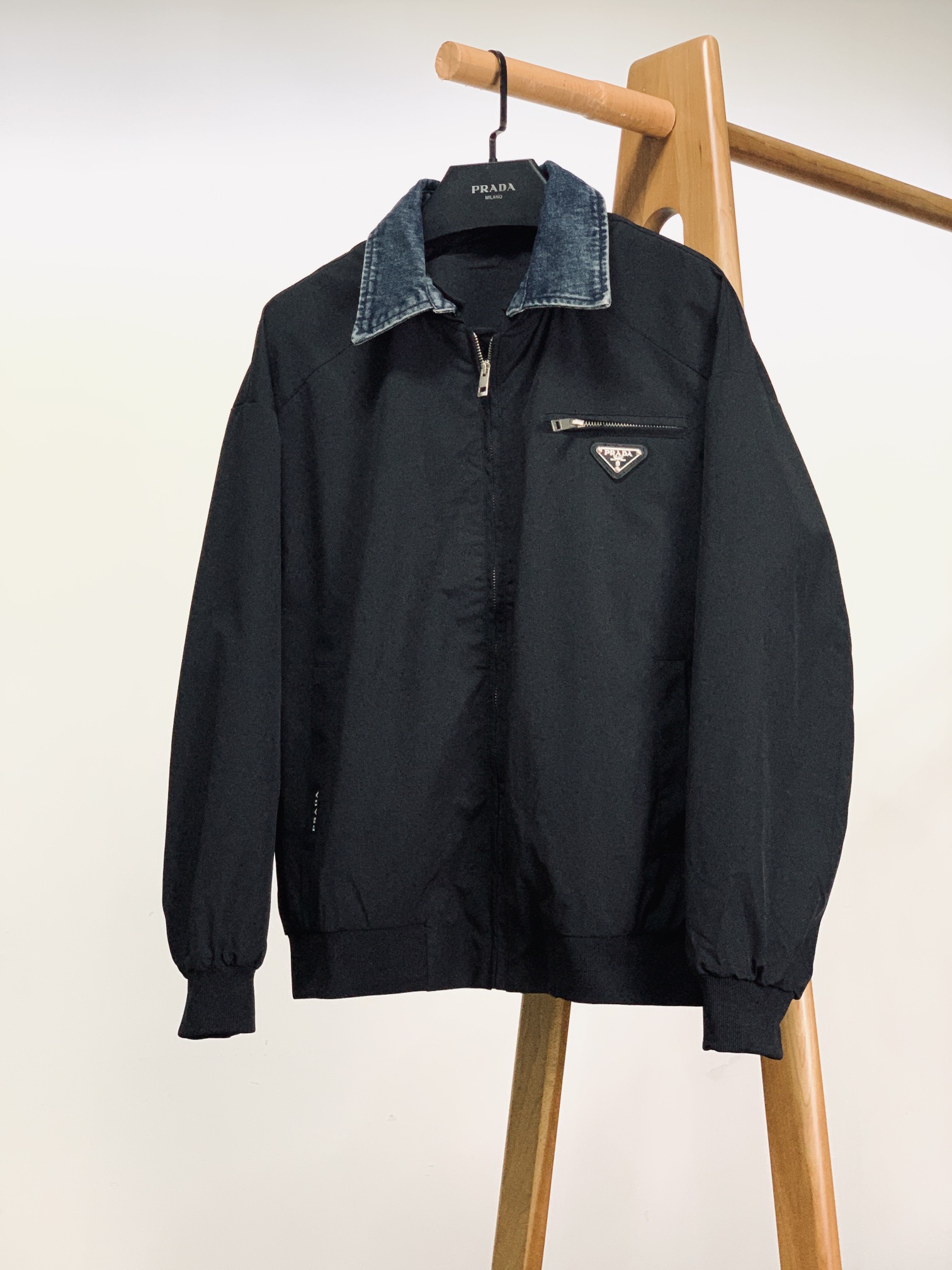 Prada 普拉达 2025FW早秋新品拼接牛仔领夹克。黑色主调的利落版型，搭载做旧牛仔领，硬挺单宁与柔