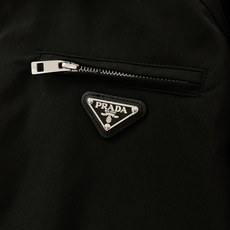 Prada 普拉达 2025FW早秋新品拼接牛仔领夹克。黑色主调的利落版型,搭载做旧牛仔领,硬挺单宁与柔 Prada 普拉达 2025FW早秋新品拼接牛仔领夹克。黑色主调的利落版型,搭载做旧牛仔领,硬挺单宁与柔