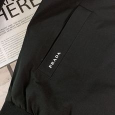 Prada 普拉达 2025FW早秋新品拼接牛仔领夹克。黑色主调的利落版型,搭载做旧牛仔领,硬挺单宁与柔 Prada 普拉达 2025FW早秋新品拼接牛仔领夹克。黑色主调的利落版型,搭载做旧牛仔领,硬挺单宁与柔