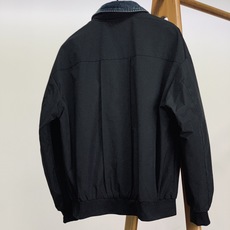 Prada 普拉达 2025FW早秋新品拼接牛仔领夹克。黑色主调的利落版型,搭载做旧牛仔领,硬挺单宁与柔 Prada 普拉达 2025FW早秋新品拼接牛仔领夹克。黑色主调的利落版型,搭载做旧牛仔领,硬挺单宁与柔